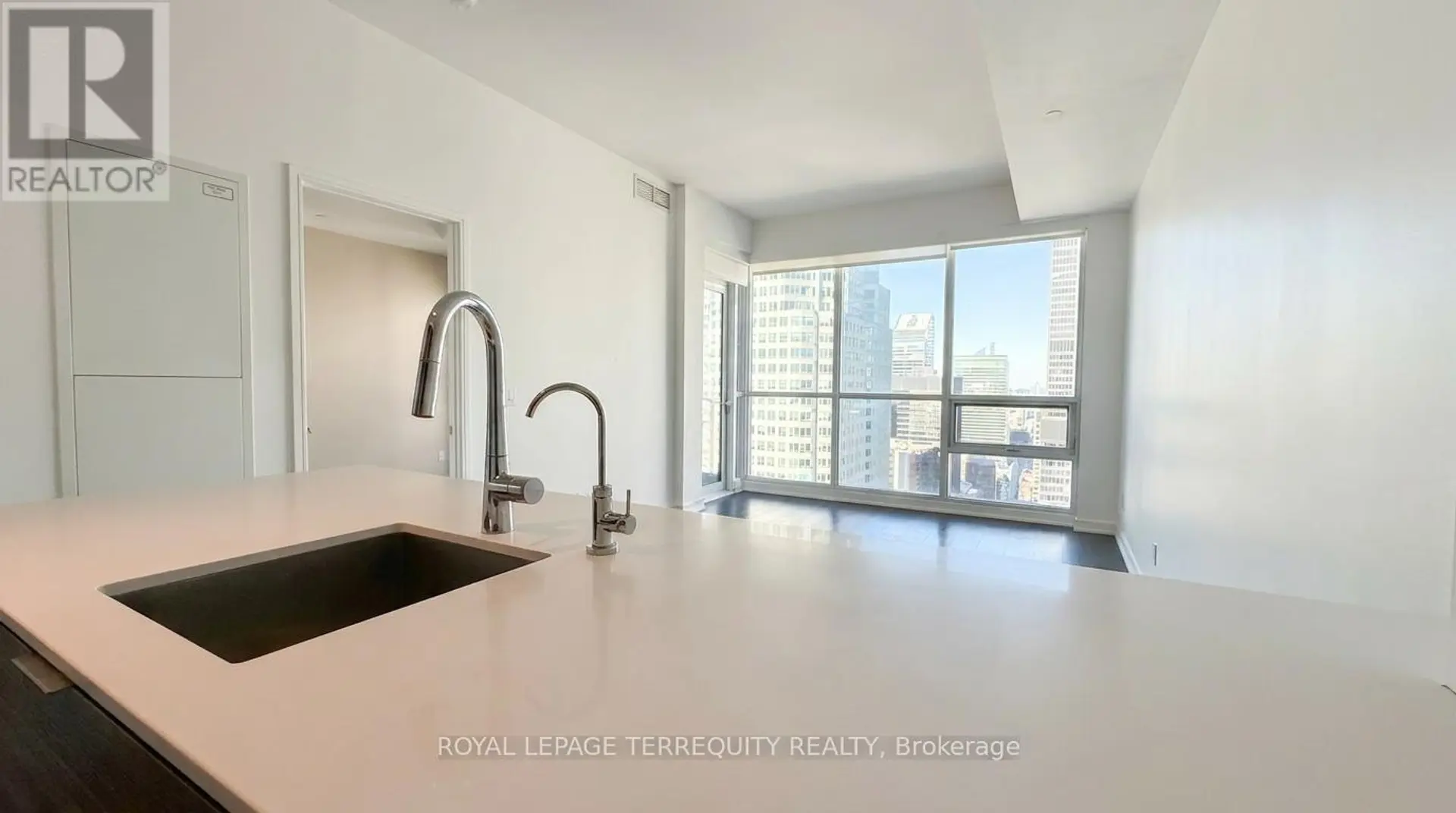 #4707 88 SCOTT STREET - Image 4