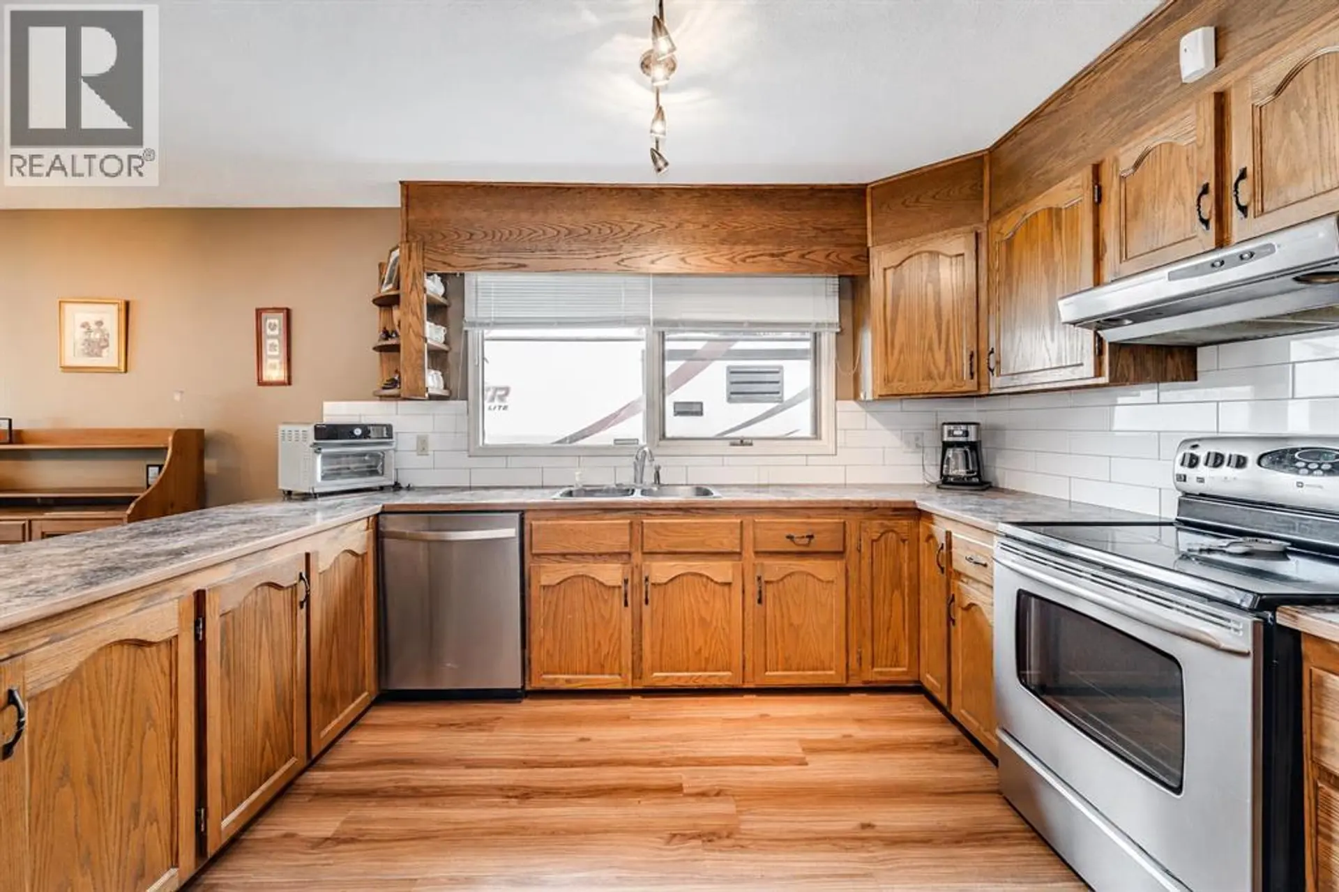 5005 43 Street E - Image 3