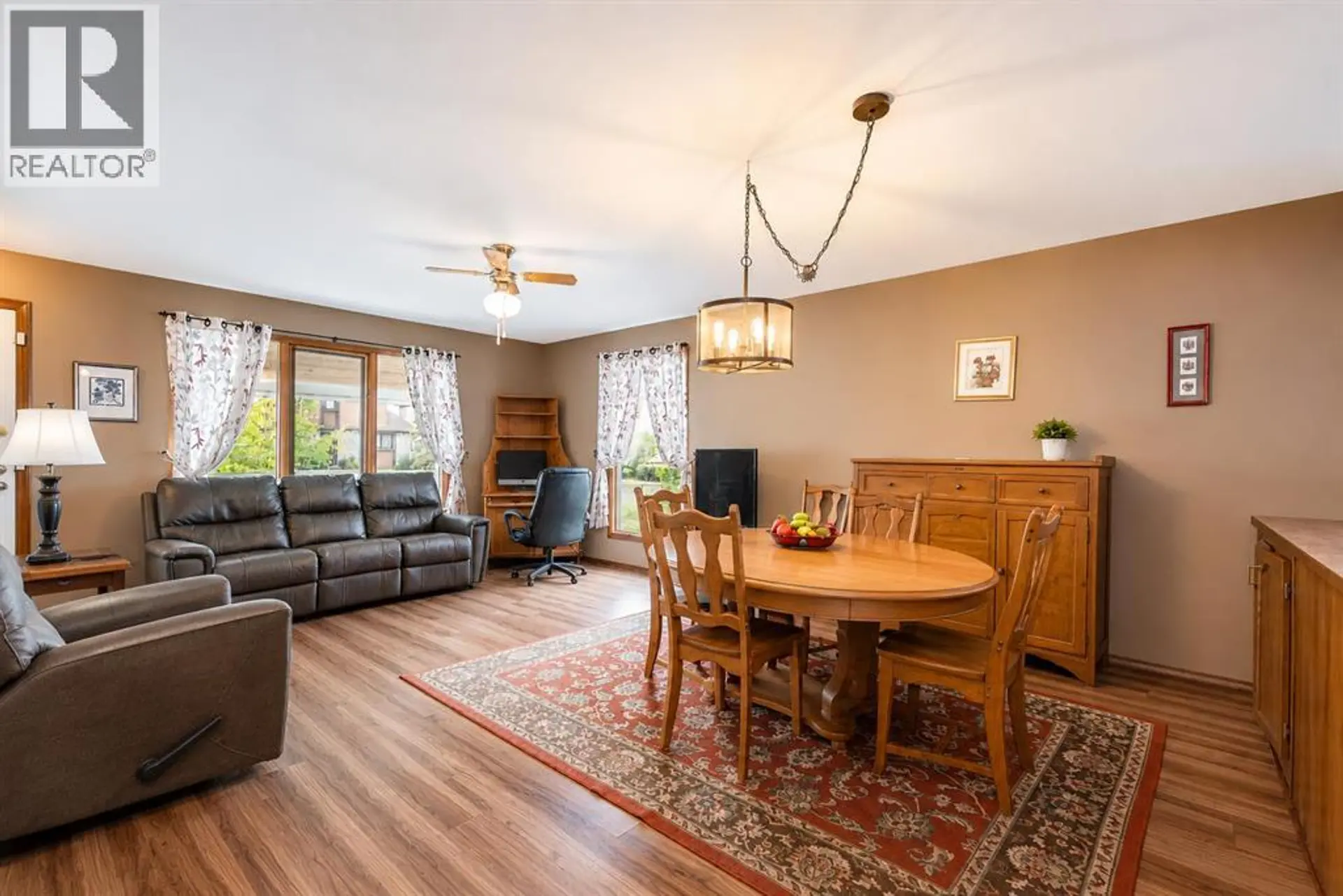 5005 43 Street E - Image 4