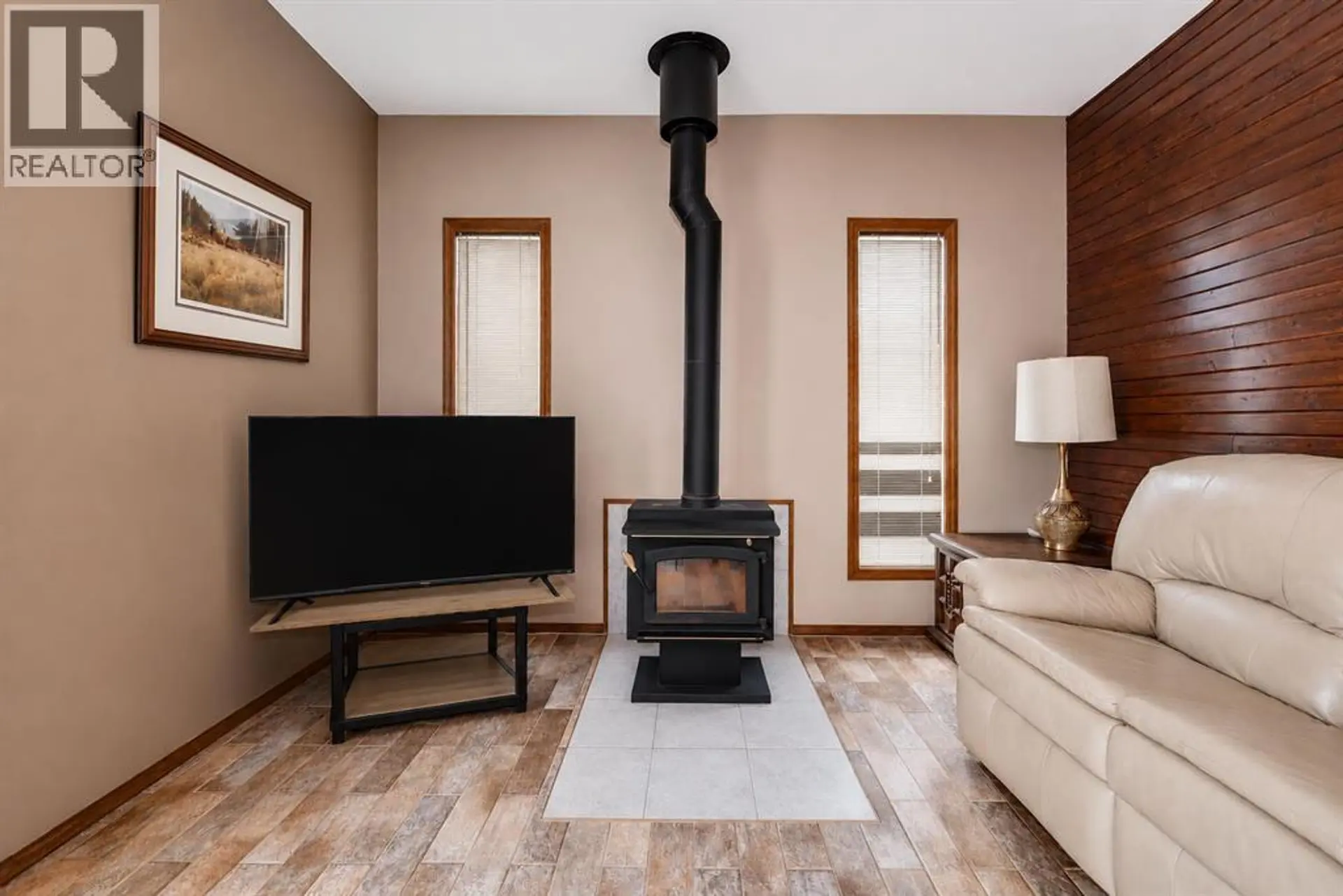 5005 43 Street E - Image 9
