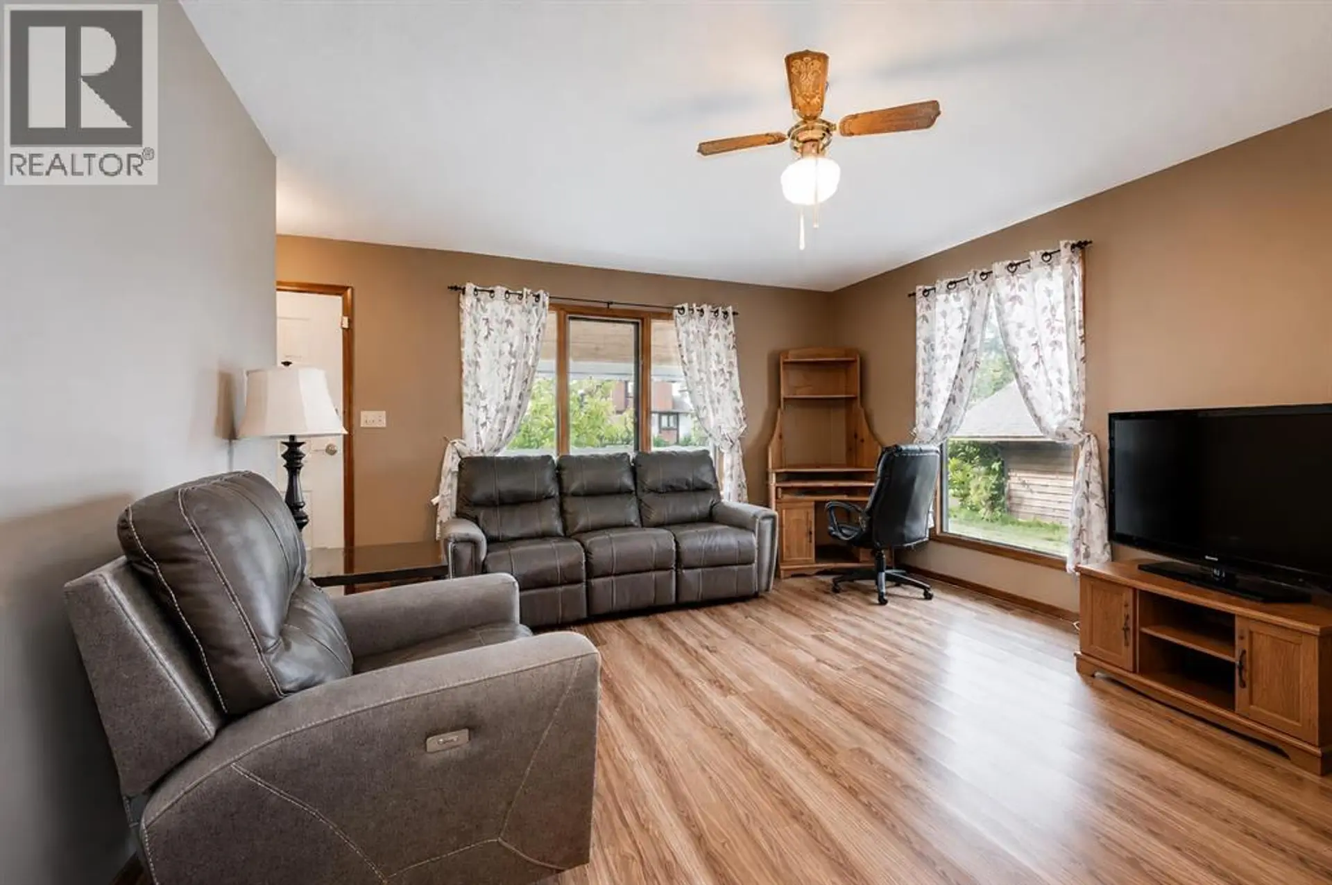 5005 43 Street E - Image 7
