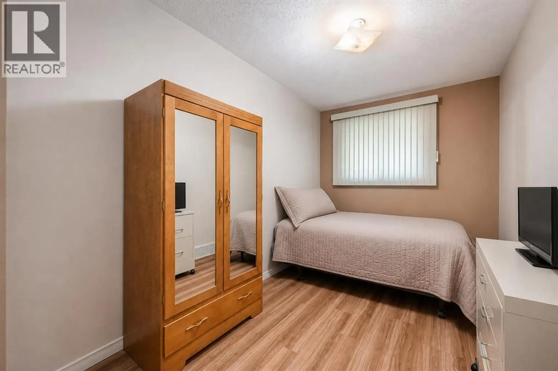 5005 43 Street E - Image 13