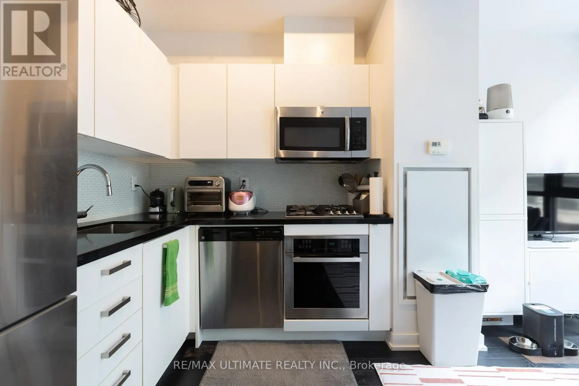 #206 39 BRANT STREET - Image 9