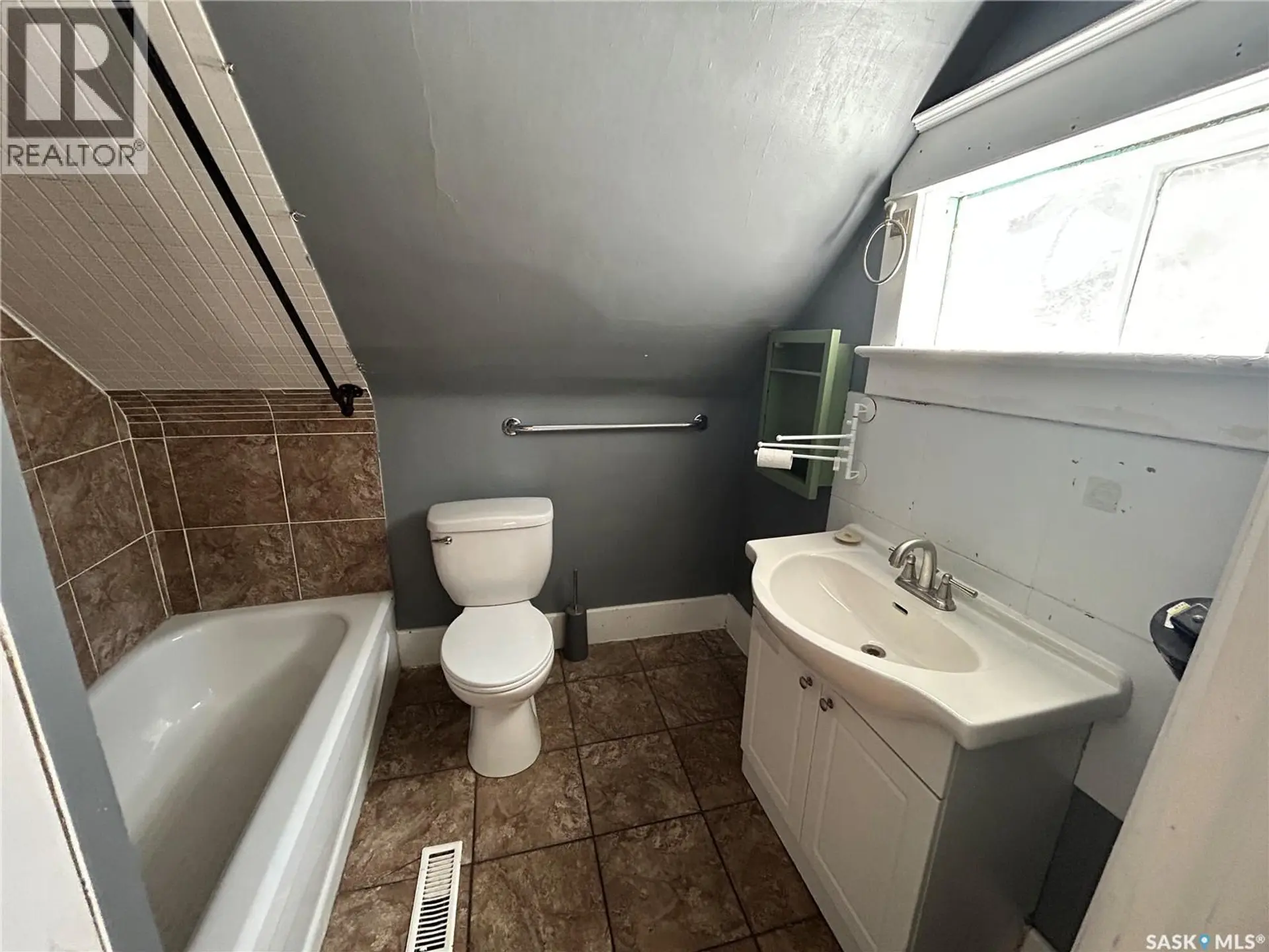 607 28th STREET W - Image 7