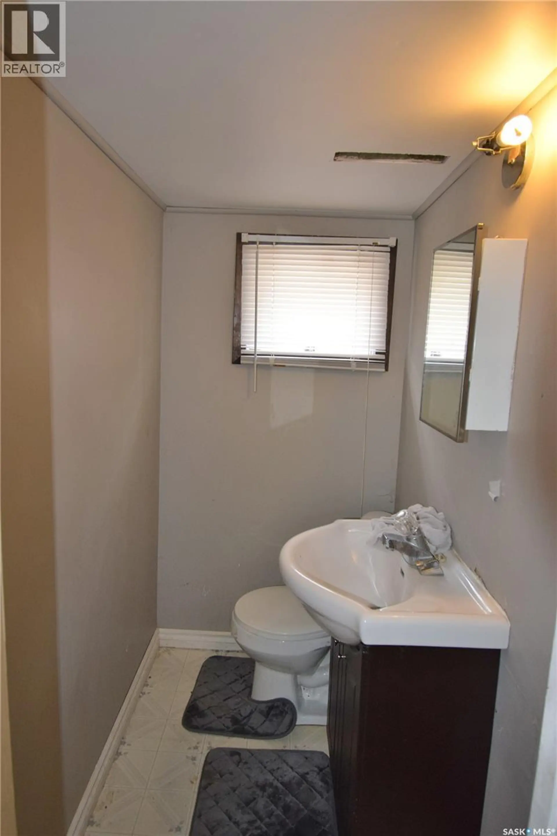 579 25th STREET E - Image 12