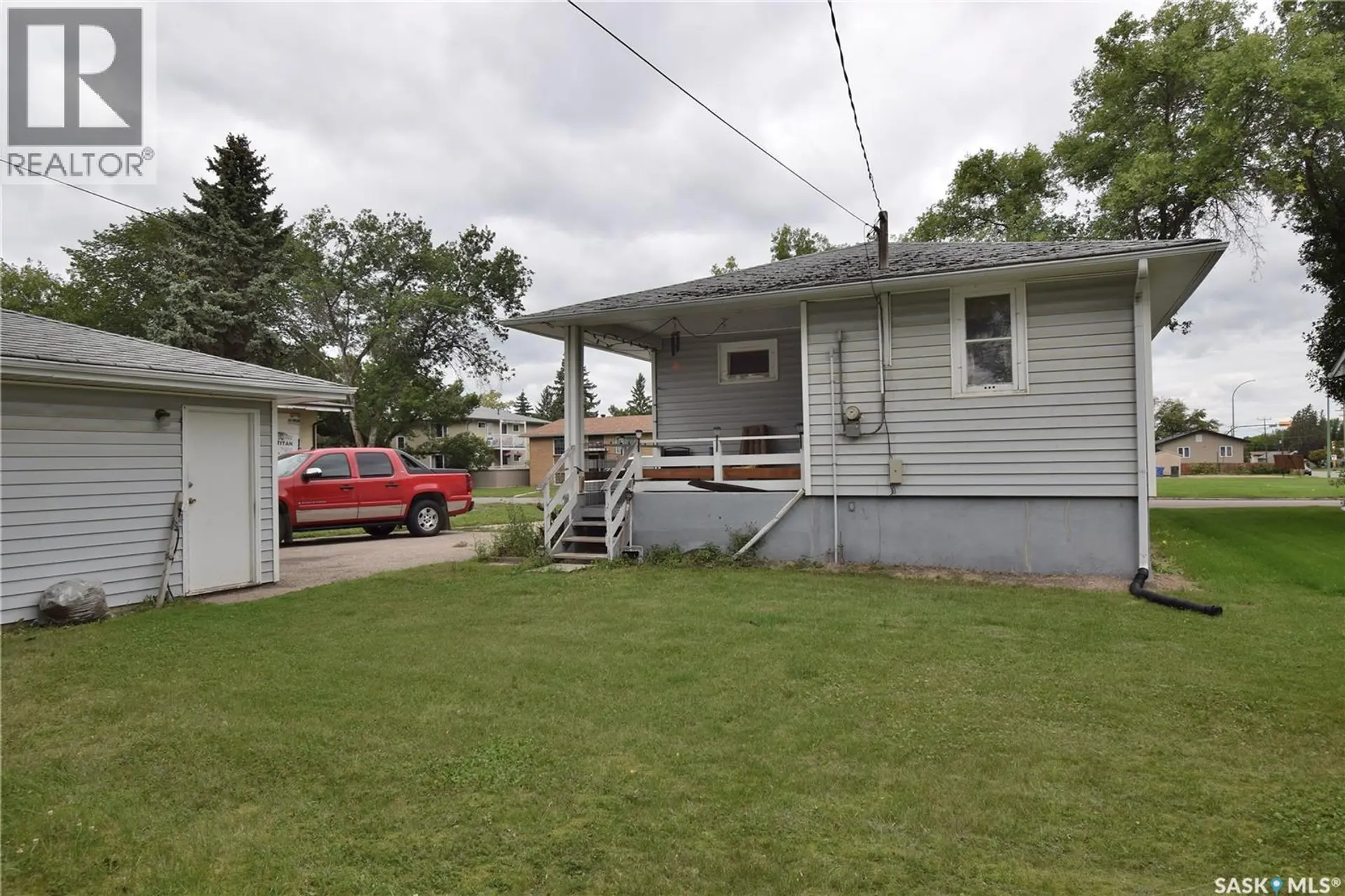 579 25th STREET E - Image 16
