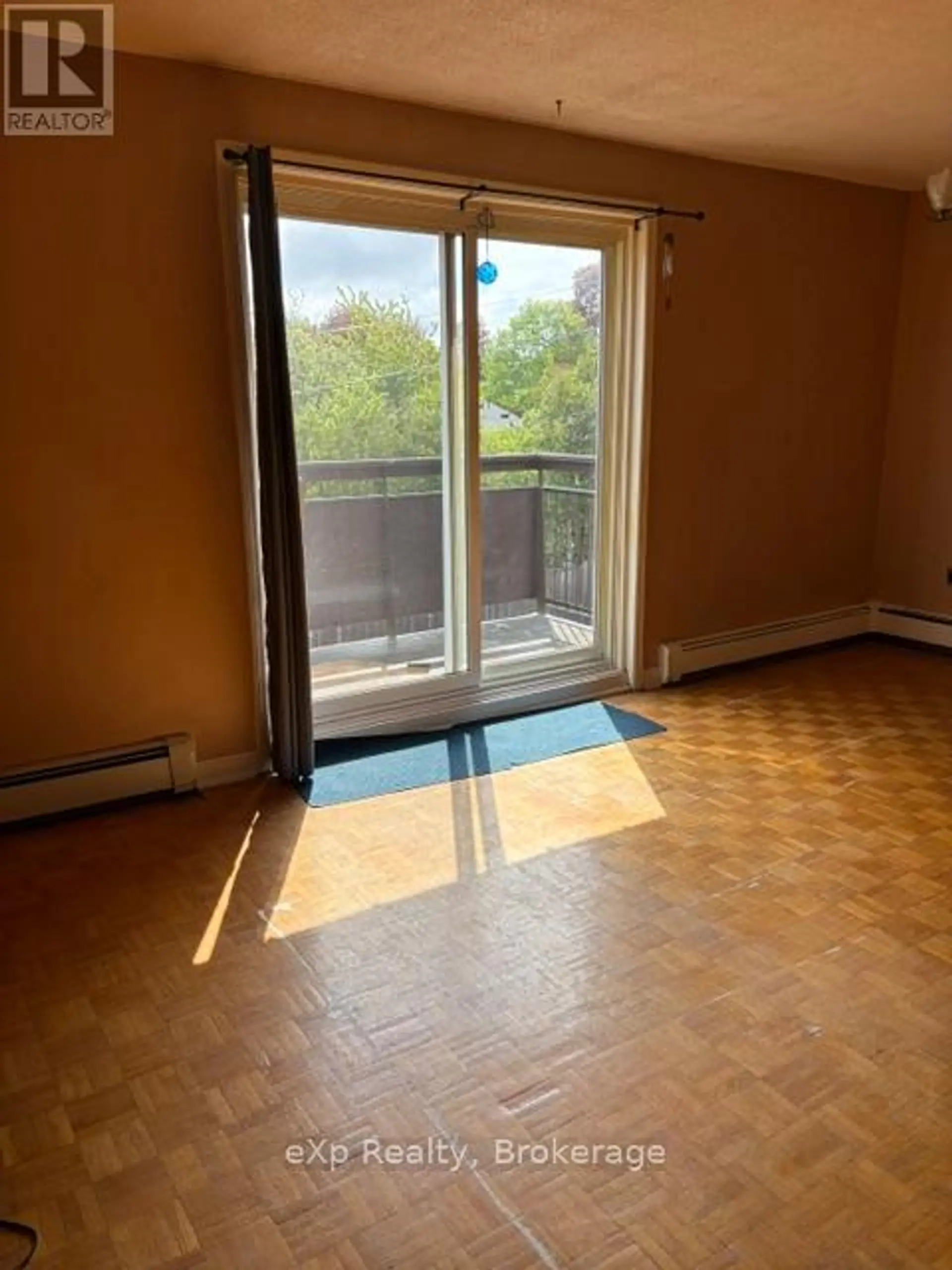 #303 925 10TH AVENUE E - Image 3