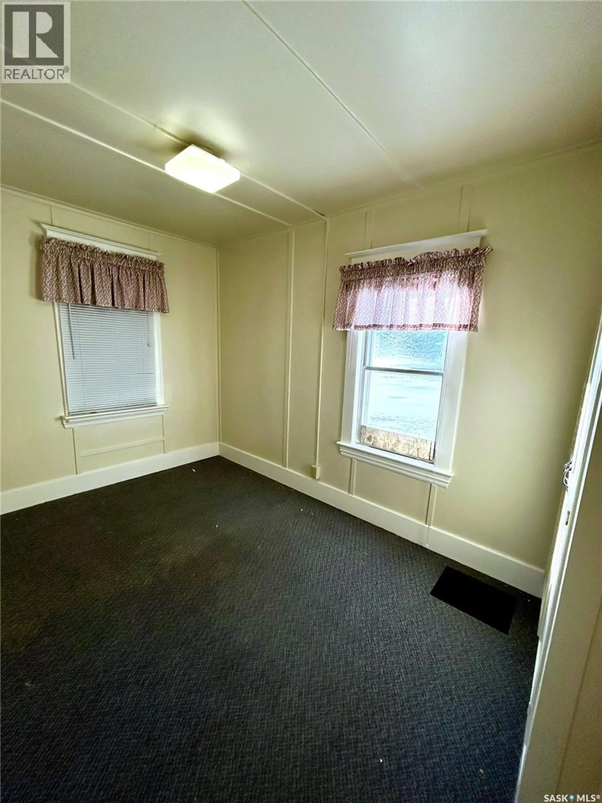 58 10th AVENUE NE - Image 10