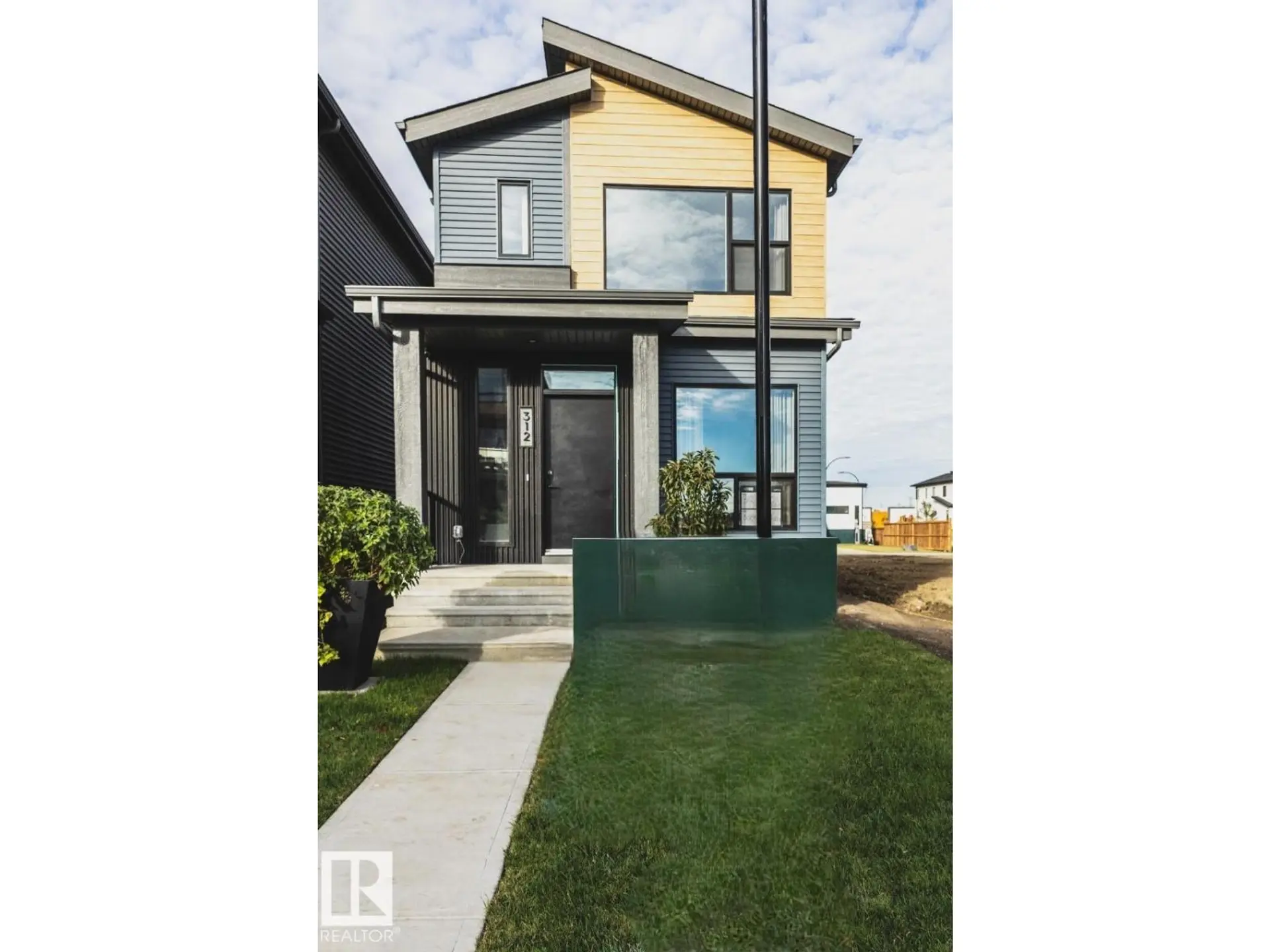 312 32 ST SW - Image 1