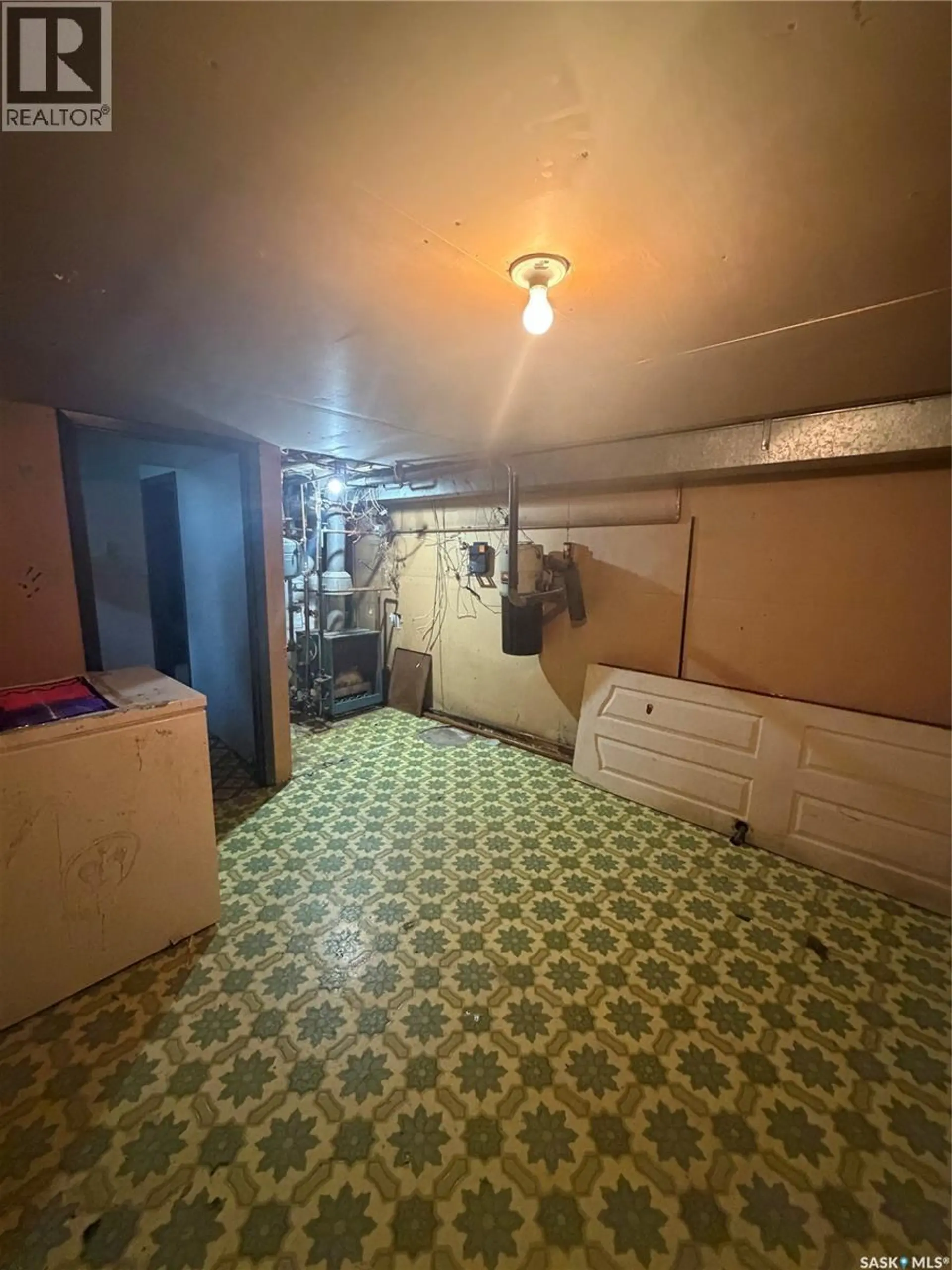 318 25th STREET E - Image 10