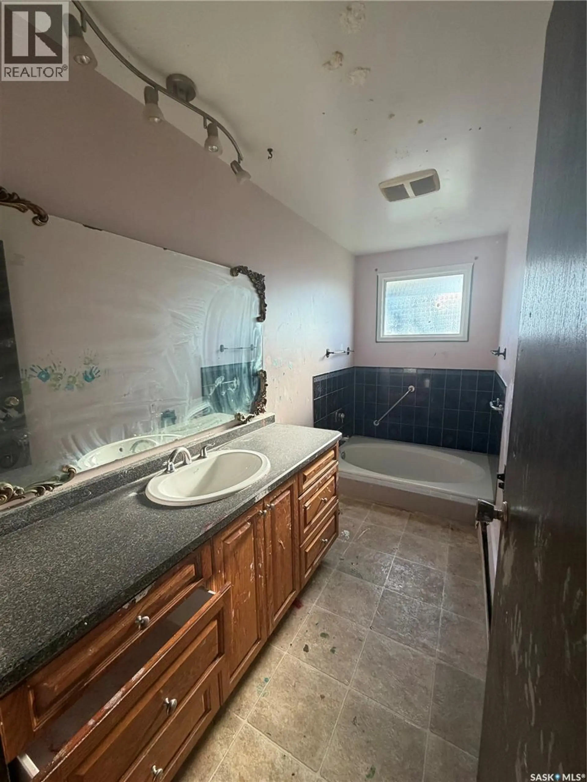 318 25th STREET E - Image 8