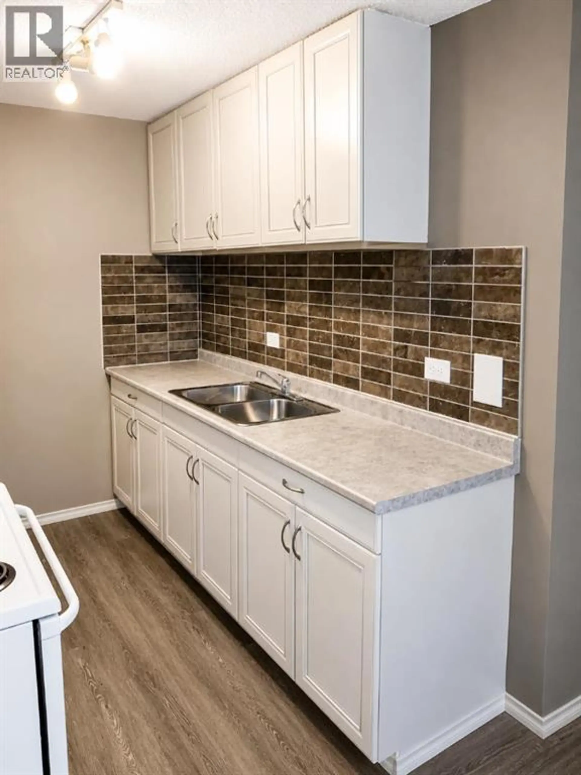 211 6 Street NE - Image 2