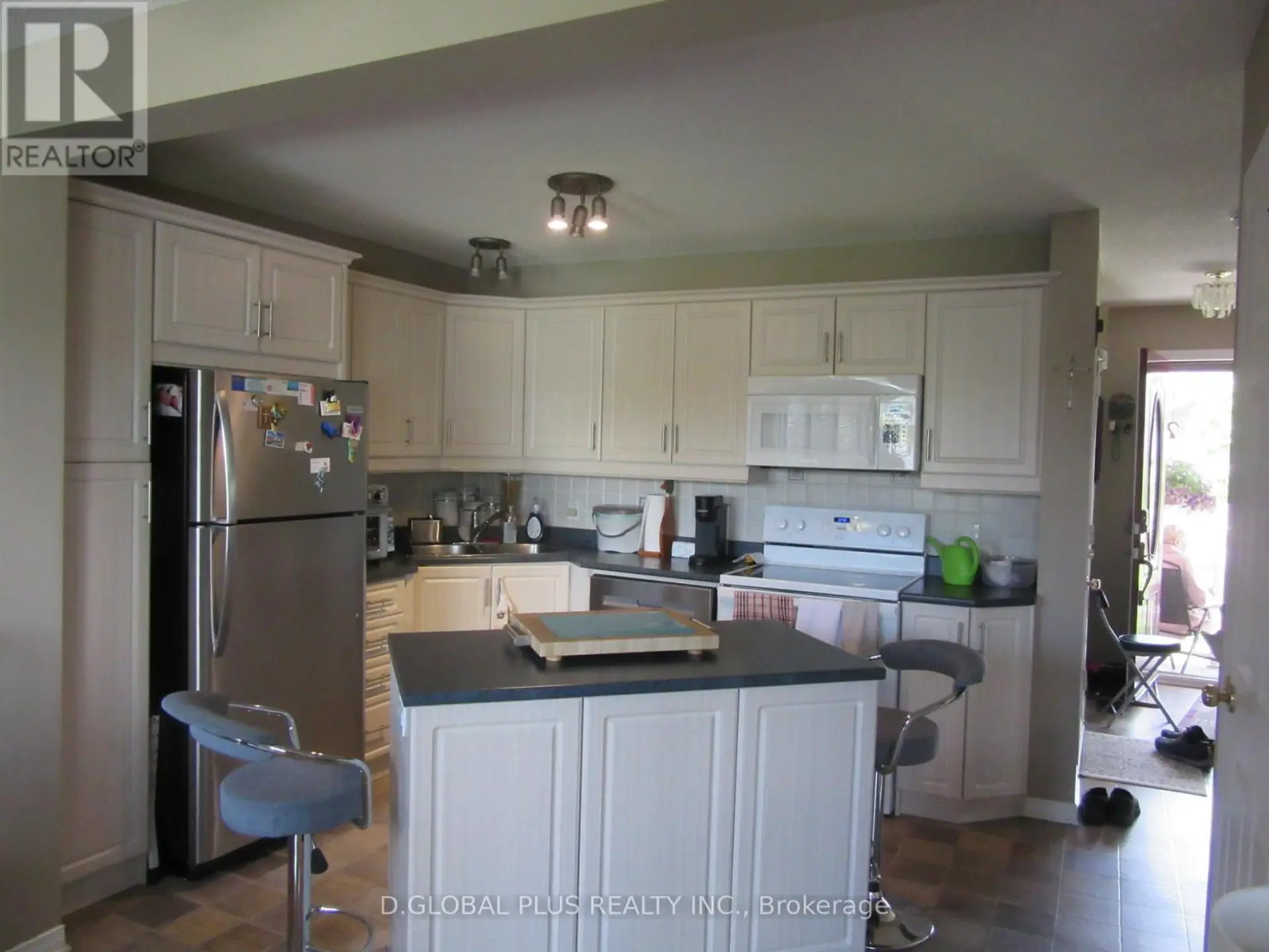 121 HEMLOCK CRESCENT N - Image 2