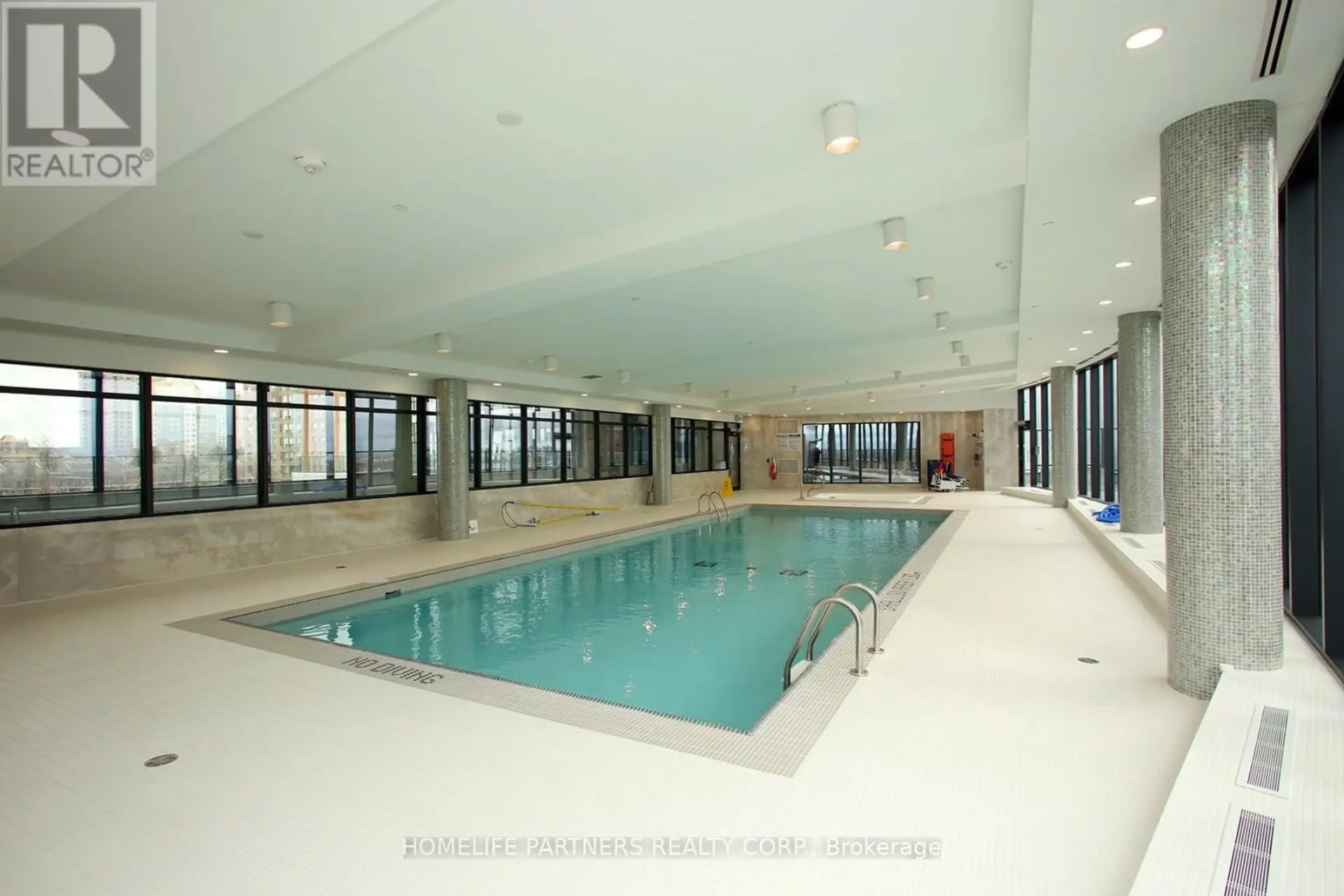 #720 35 WATERGARDEN DRIVE - Image 16