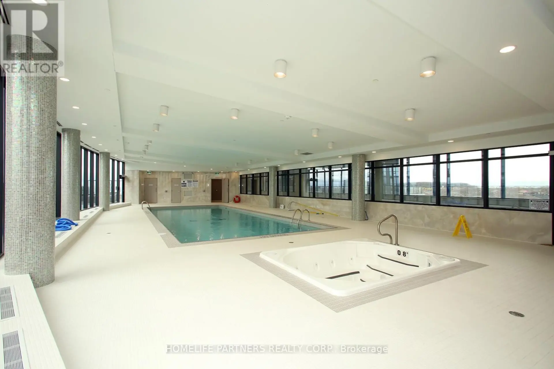 #720 35 WATERGARDEN DRIVE - Image 17