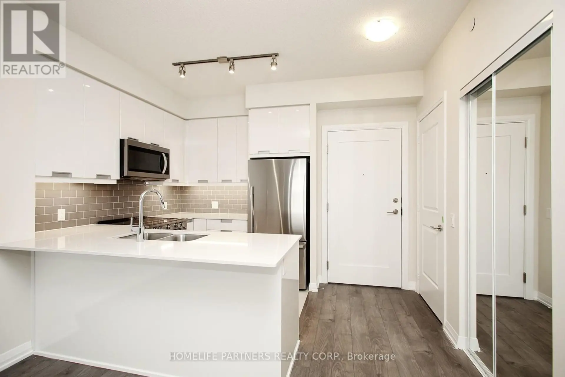 #720 35 WATERGARDEN DRIVE - Image 4