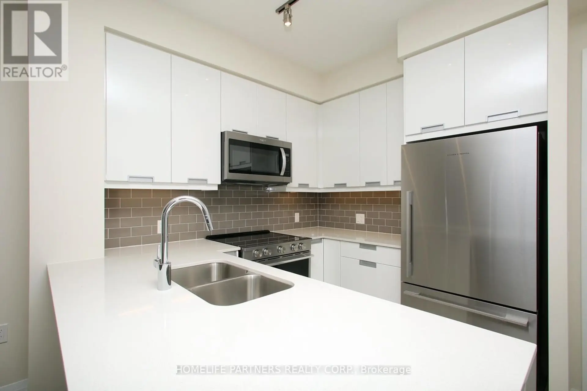 #720 35 WATERGARDEN DRIVE - Image 7