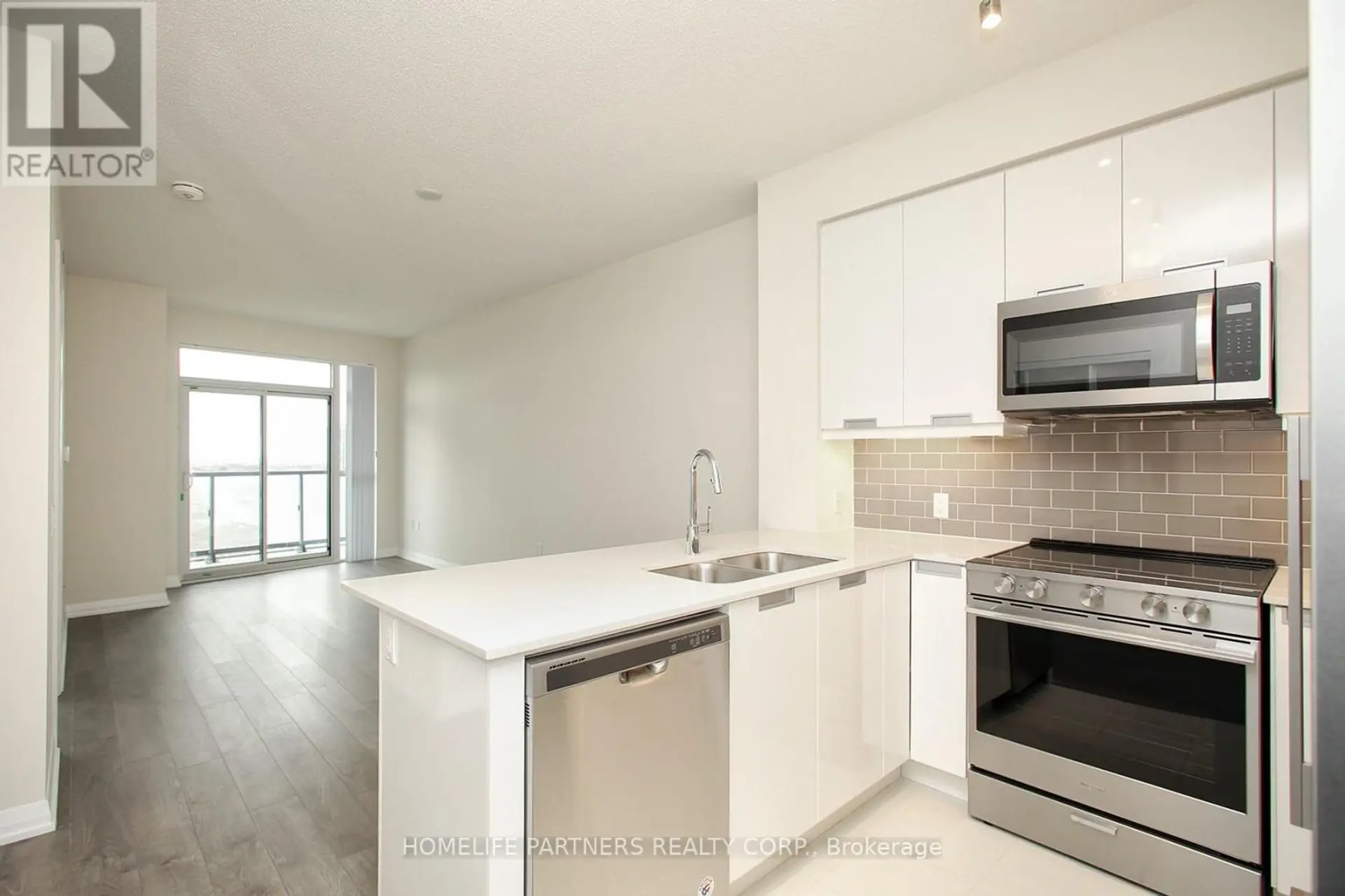 #720 35 WATERGARDEN DRIVE - Image 8