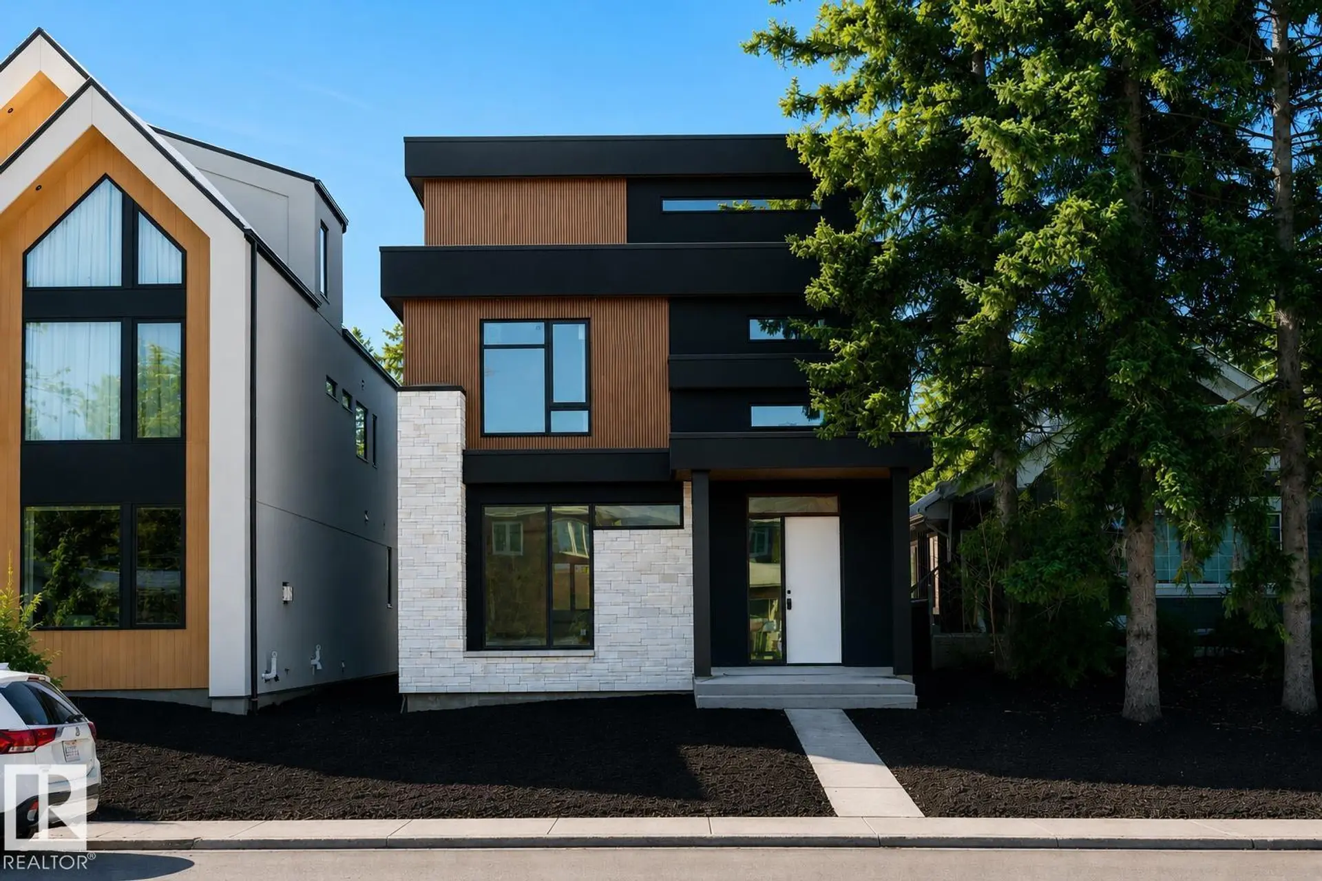 8318 120 ST NW - Image 1