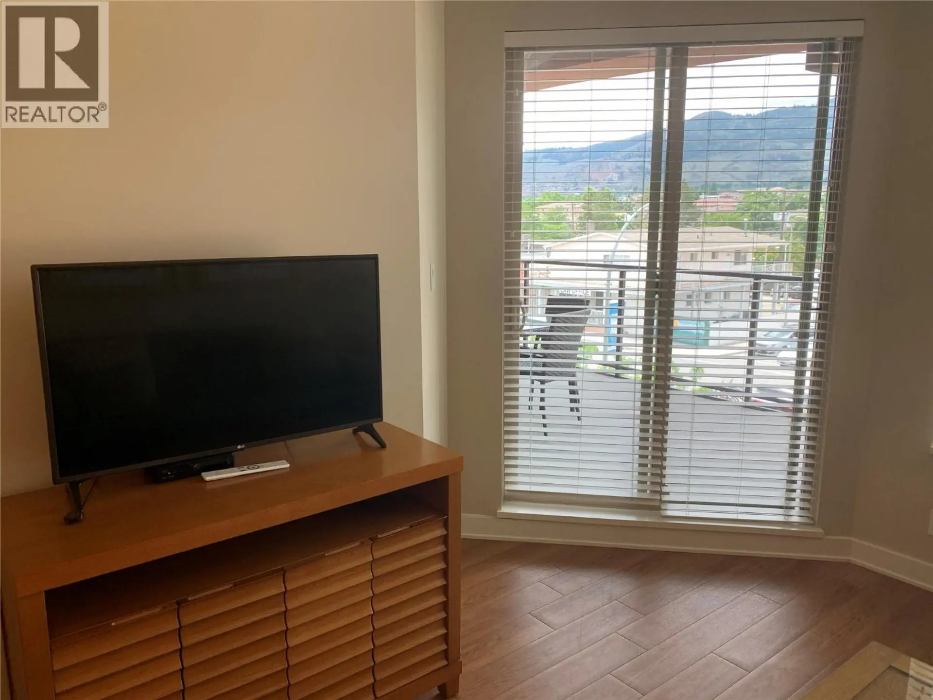 #419 15 PARK Place - Image 12