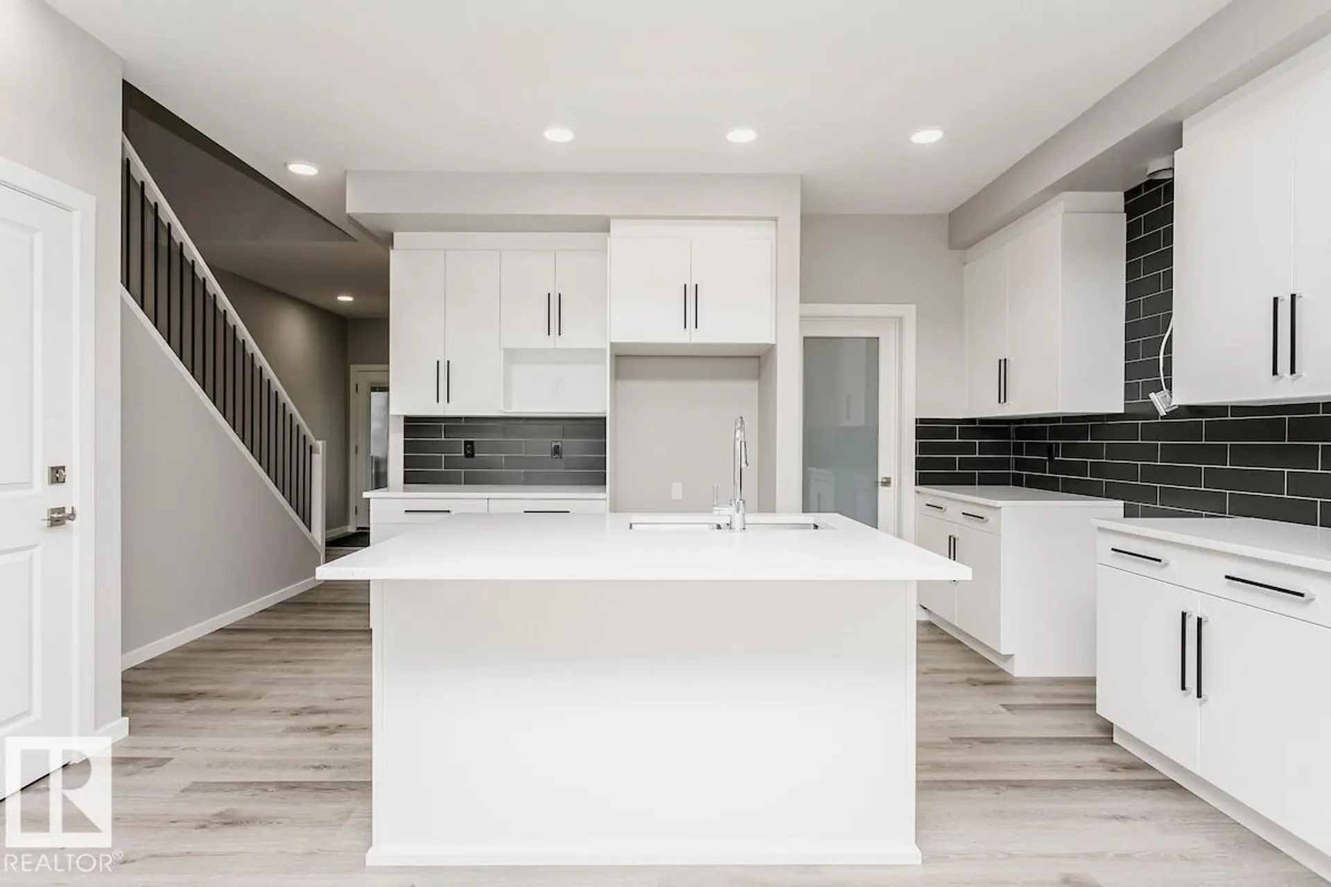 2811 62 ST SW - Image 2