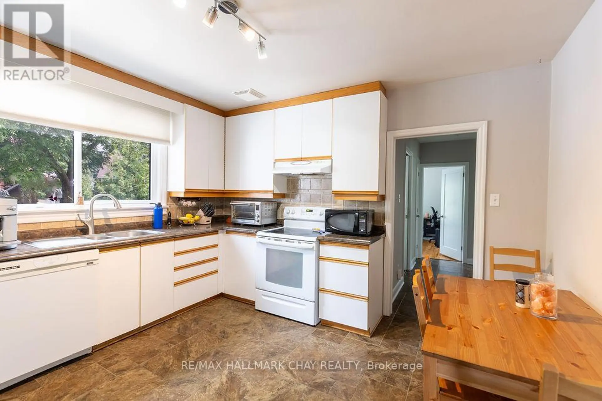 325 INNISFIL STREET - Image 11
