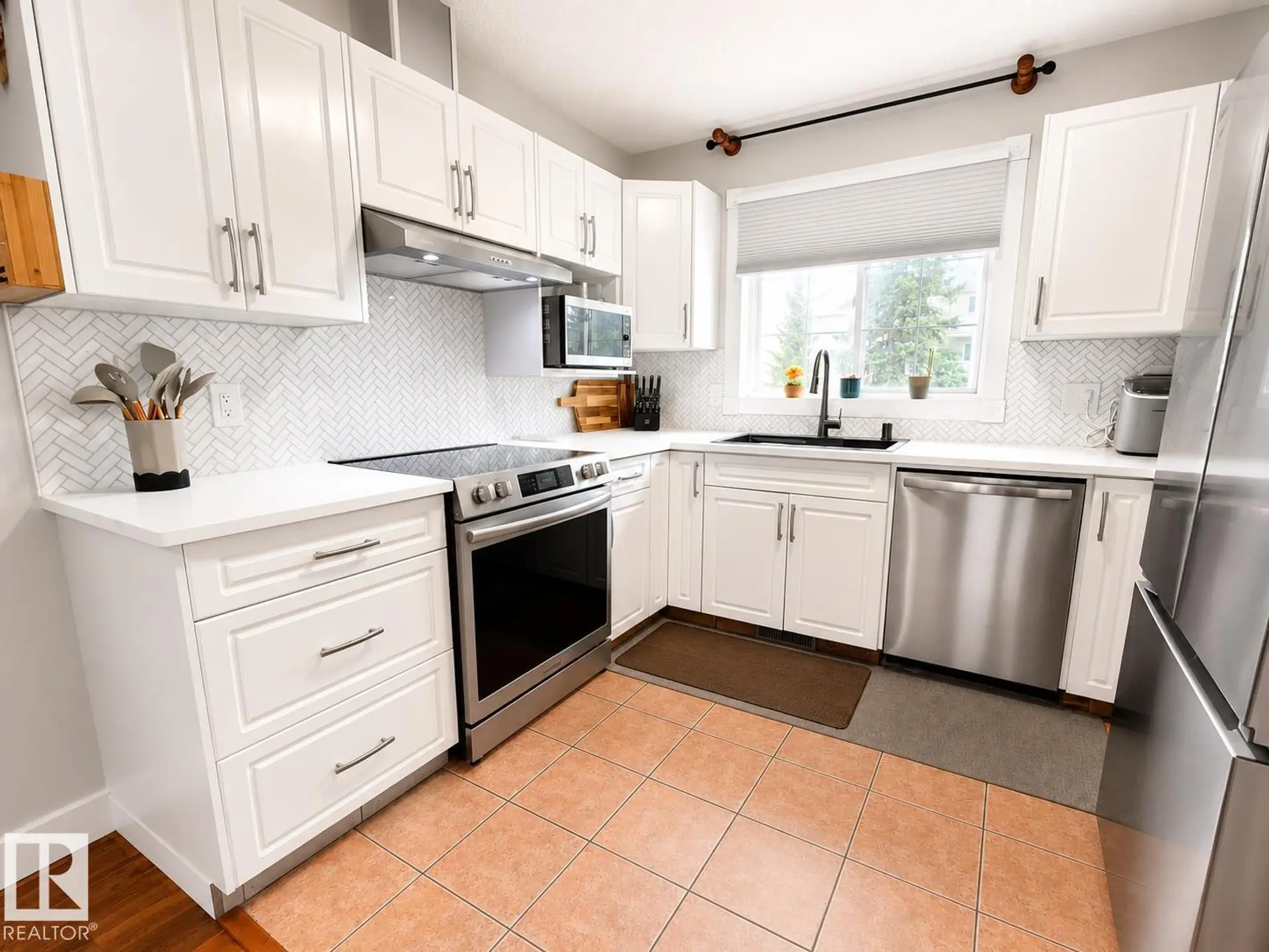 6514 19 AV NW - Image 4
