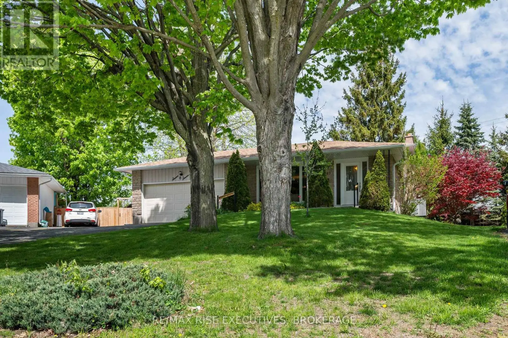 707 LAIDLAW CRESCENT - Image 2