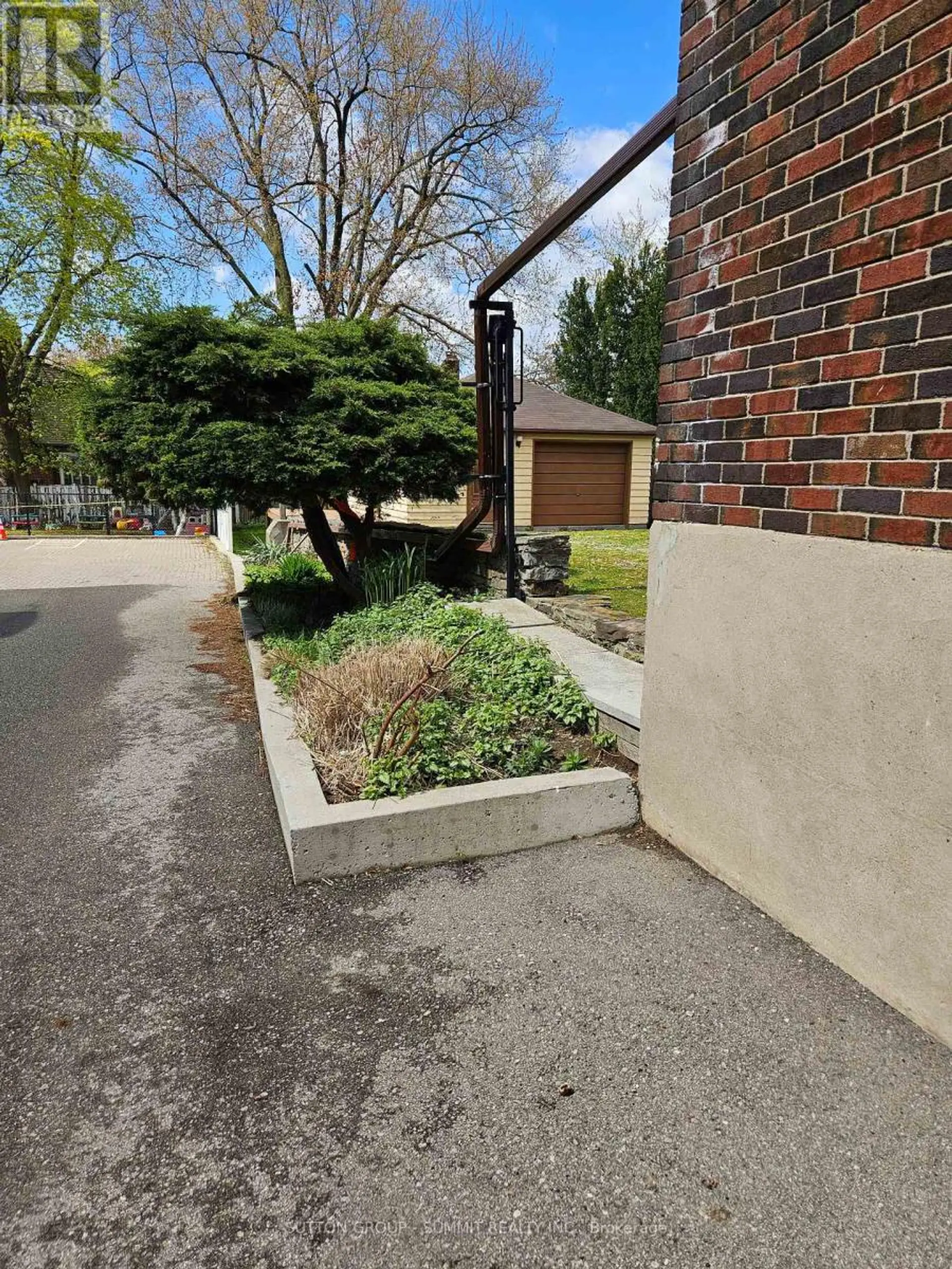 318 QUEEN STREET S - Image 12