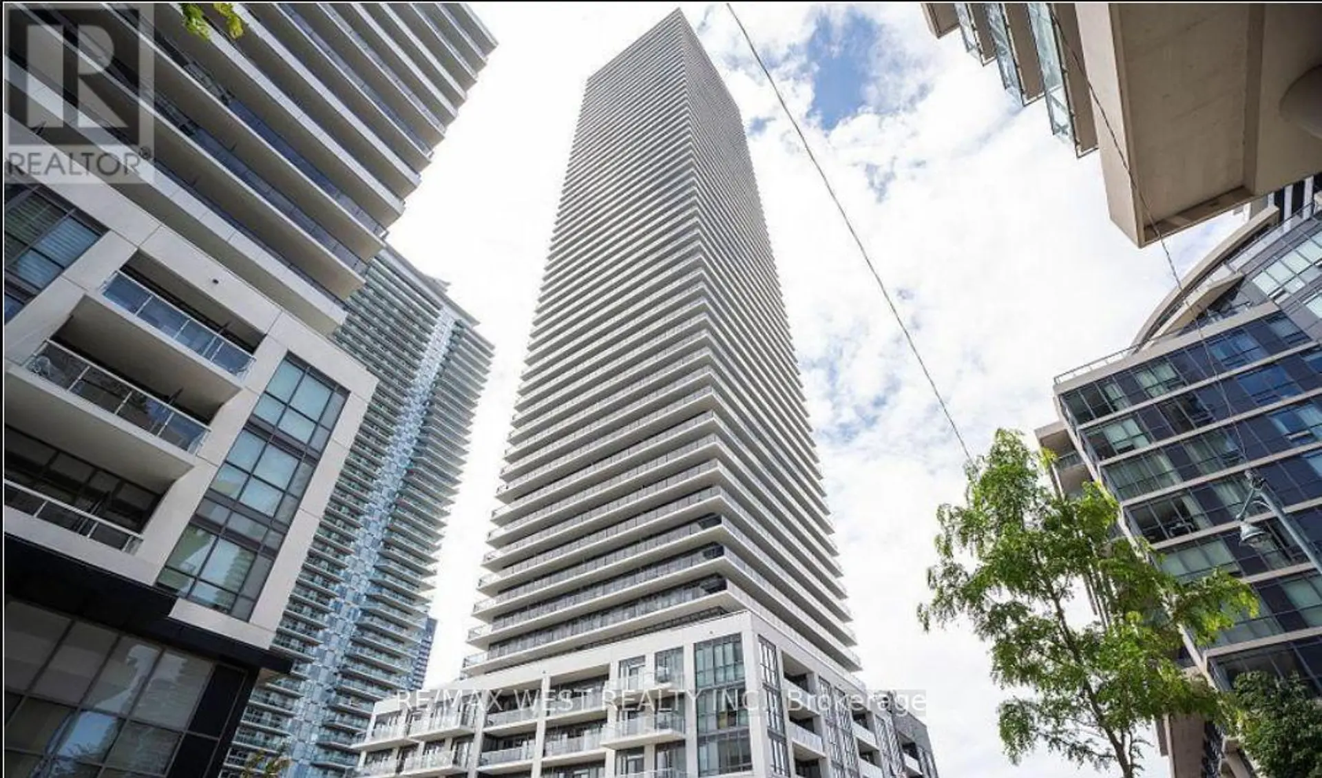 #404 70 ANNIE CRAIG DRIVE - Image 1