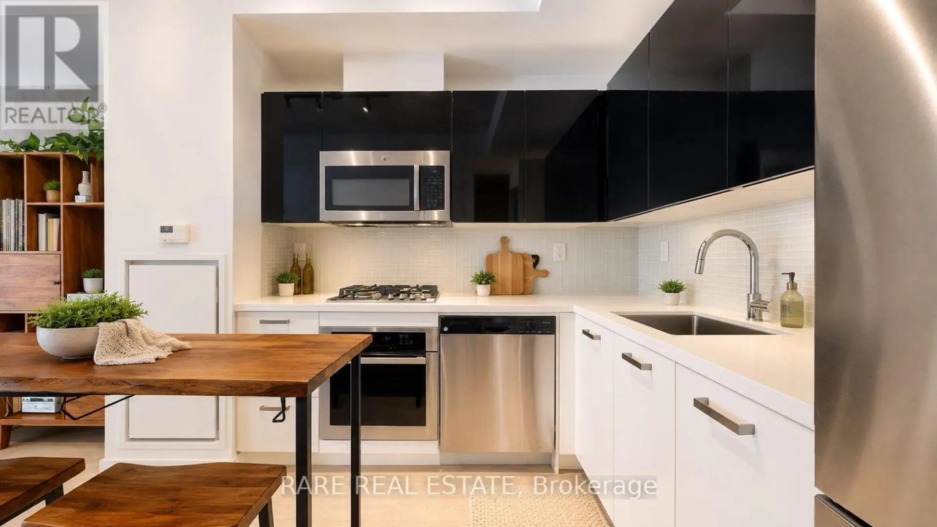 #421 39 BRANT STREET - Image 2