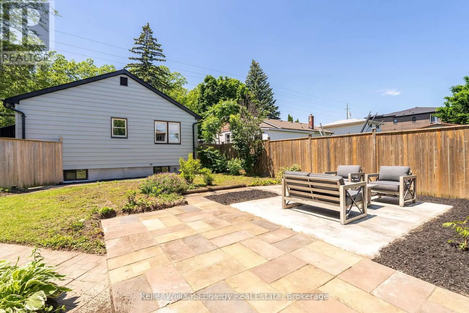 267 LIBERTY STREET N - Image 18