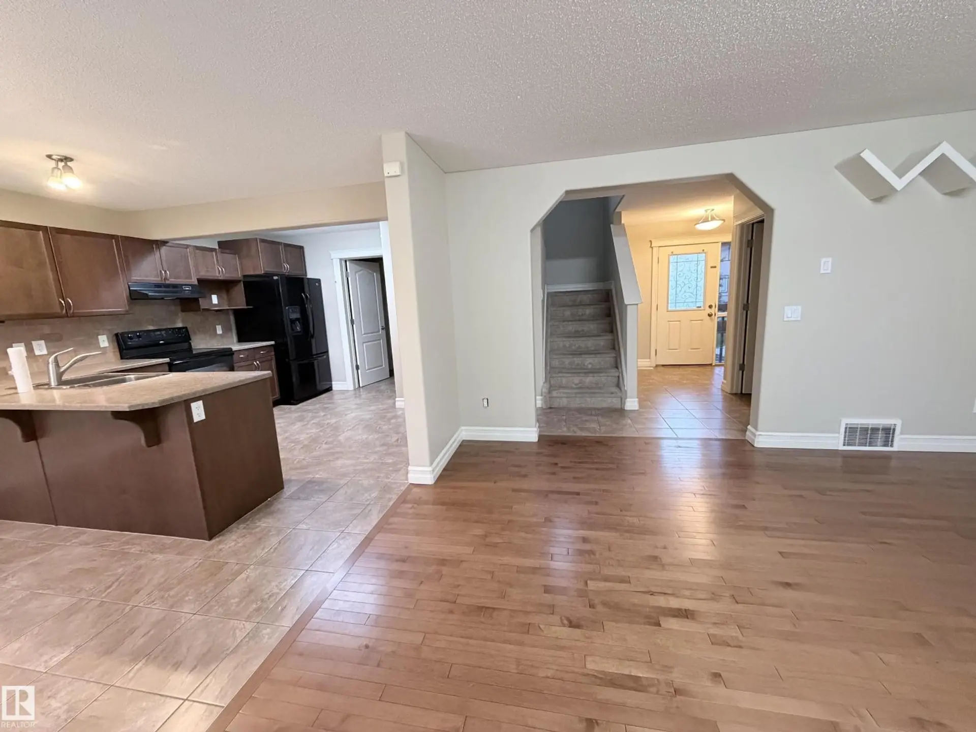 3027 26 AV NW NW - Image 4