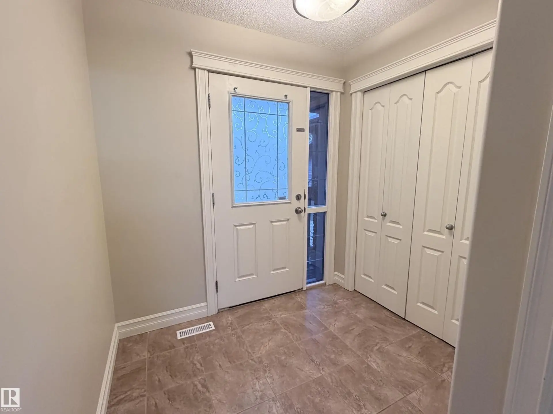 3027 26 AV NW NW - Image 2