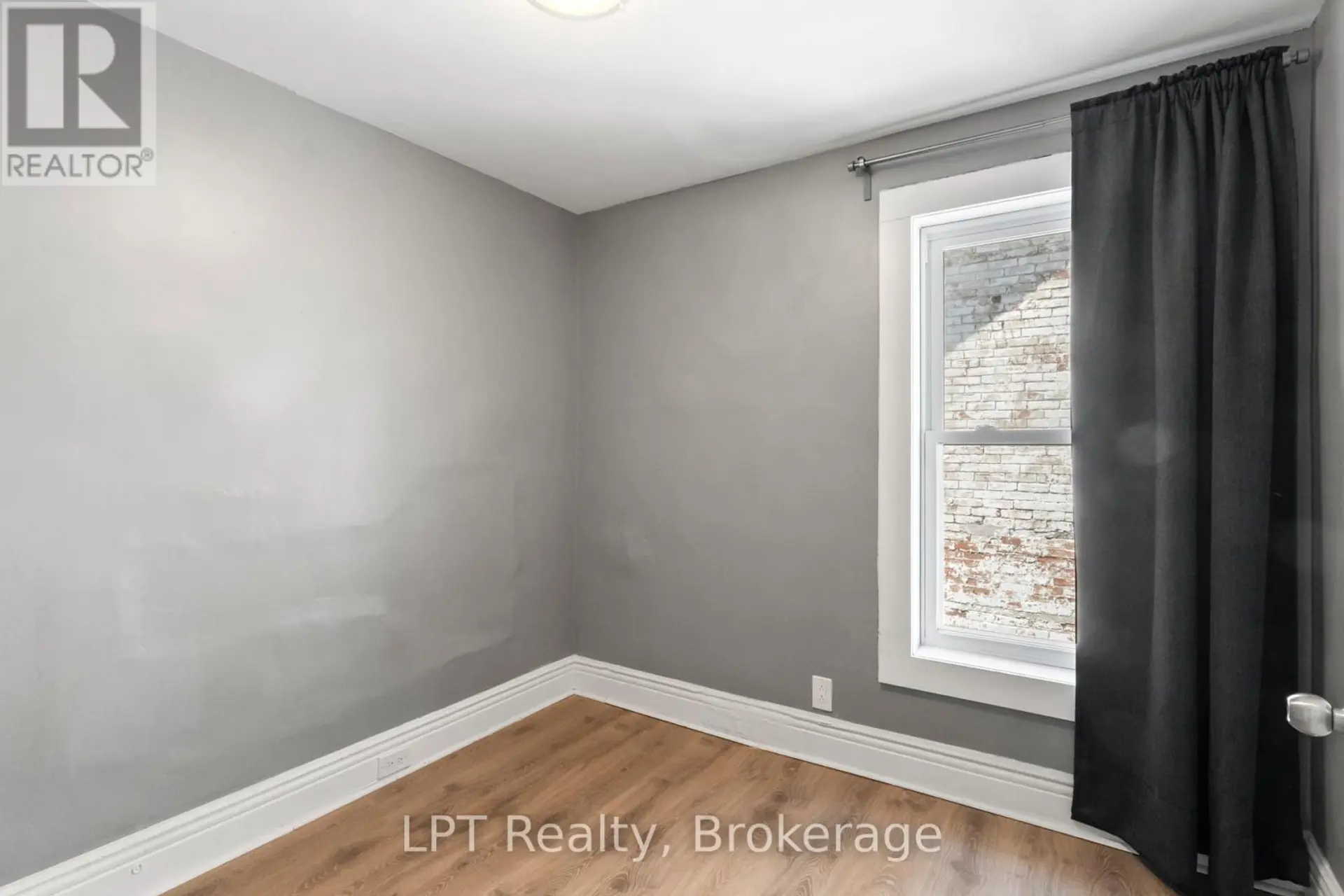 273 BETHUNE STREET - Image 17