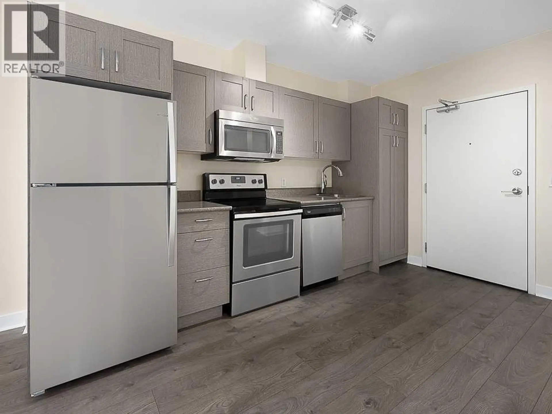#706 30 Brentwood Common NW - Image 5