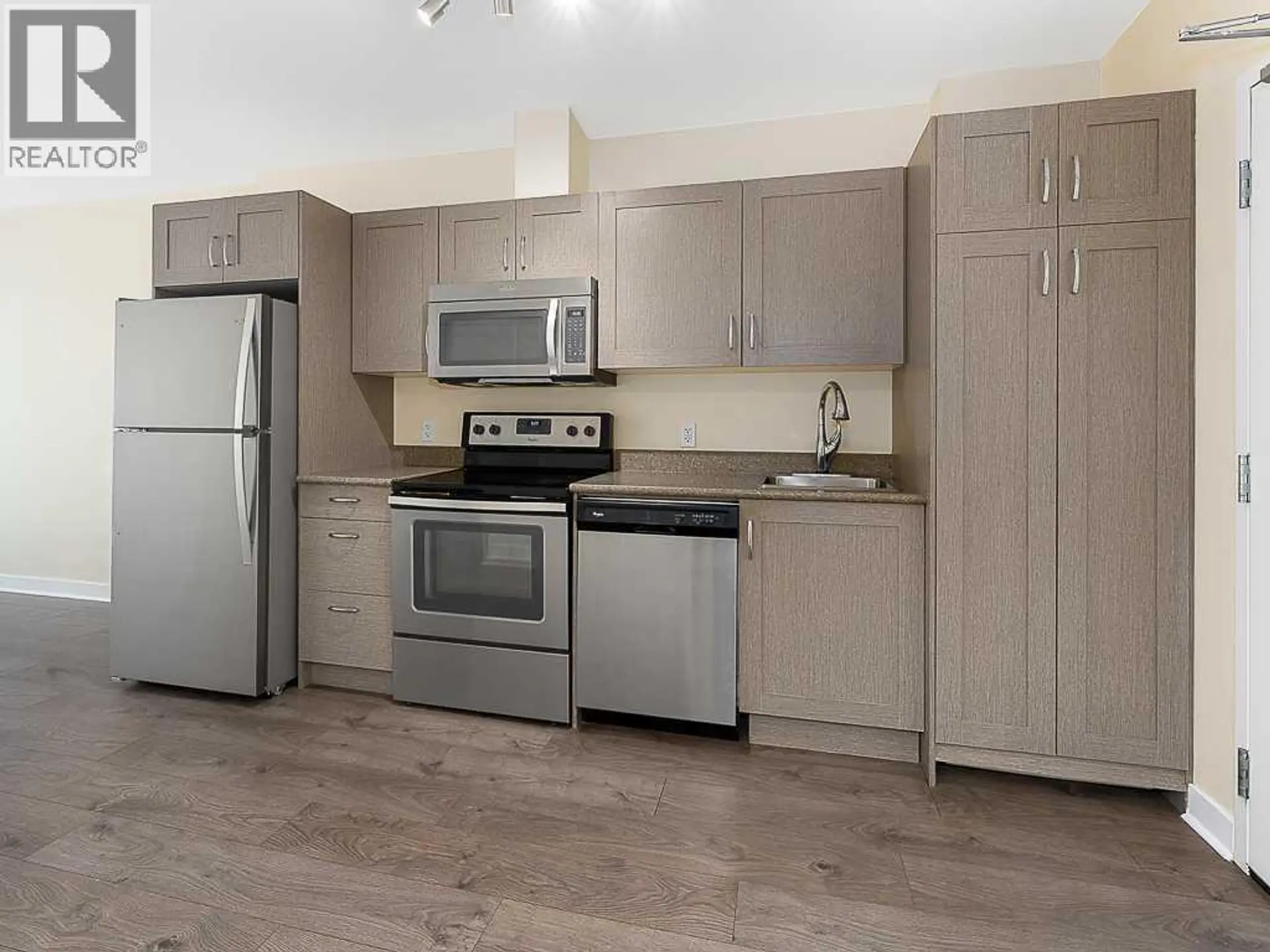 #706 30 Brentwood Common NW - Image 6