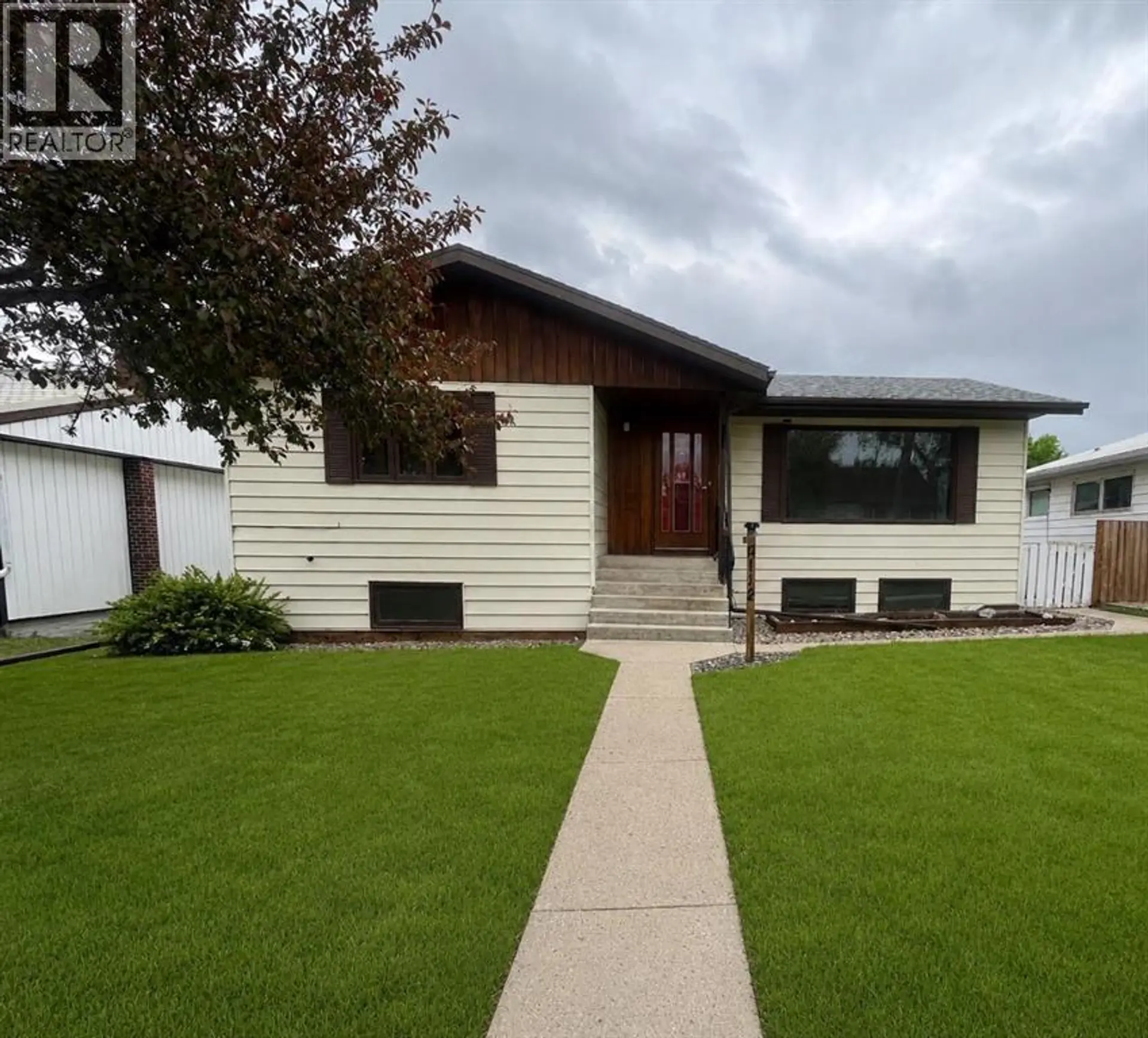 5112 55 Ave - Image 1