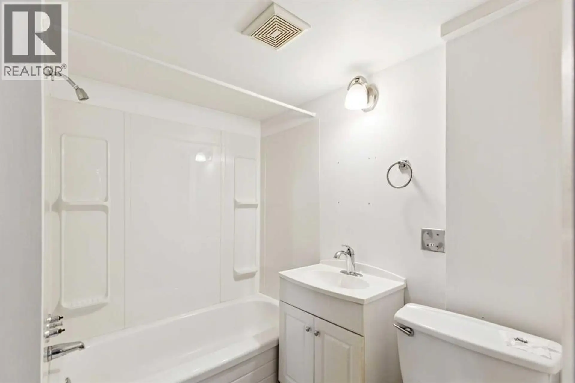7833 Hunterquay Road NW - Image 12
