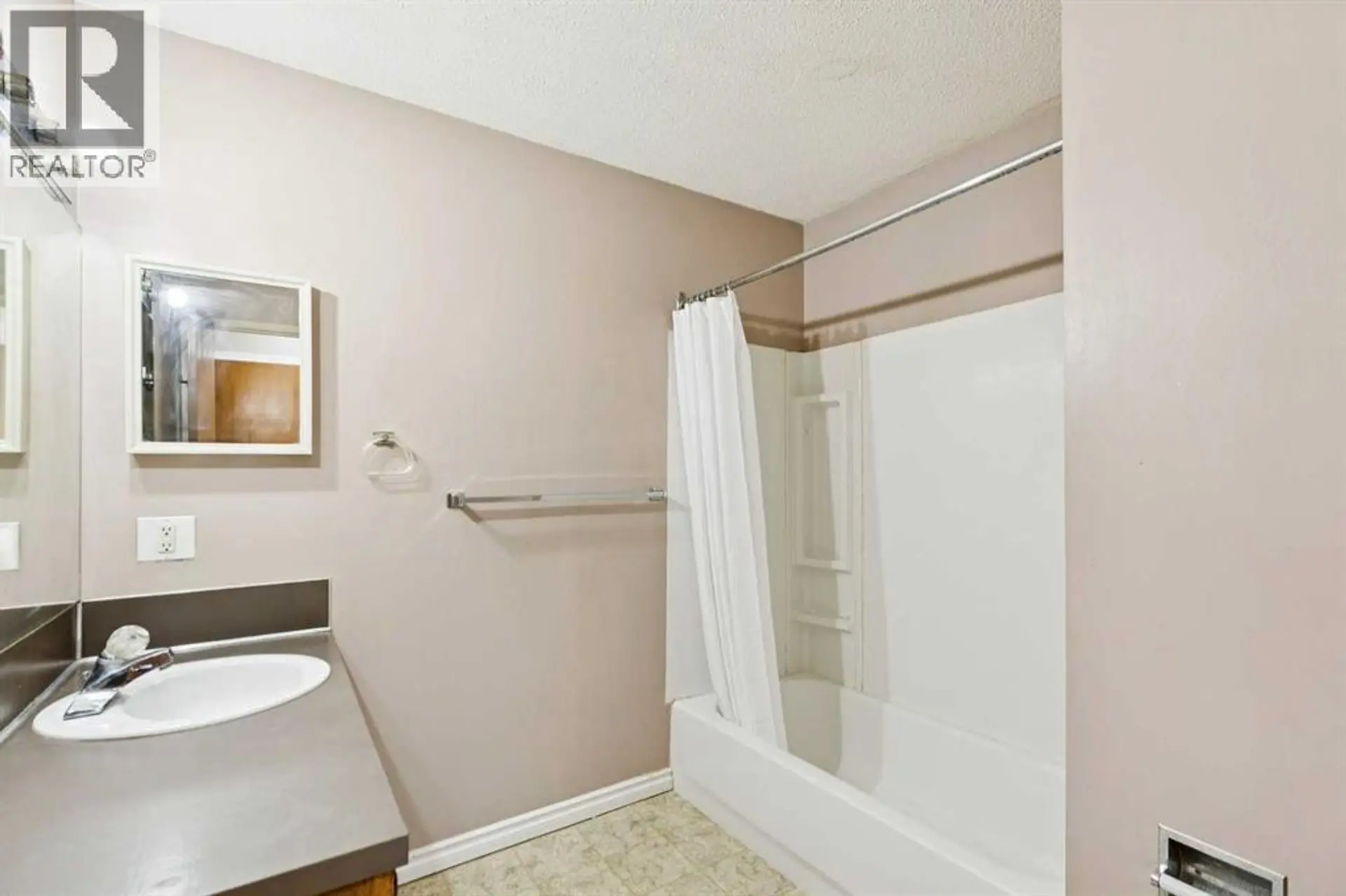 7833 Hunterquay Road NW - Image 8