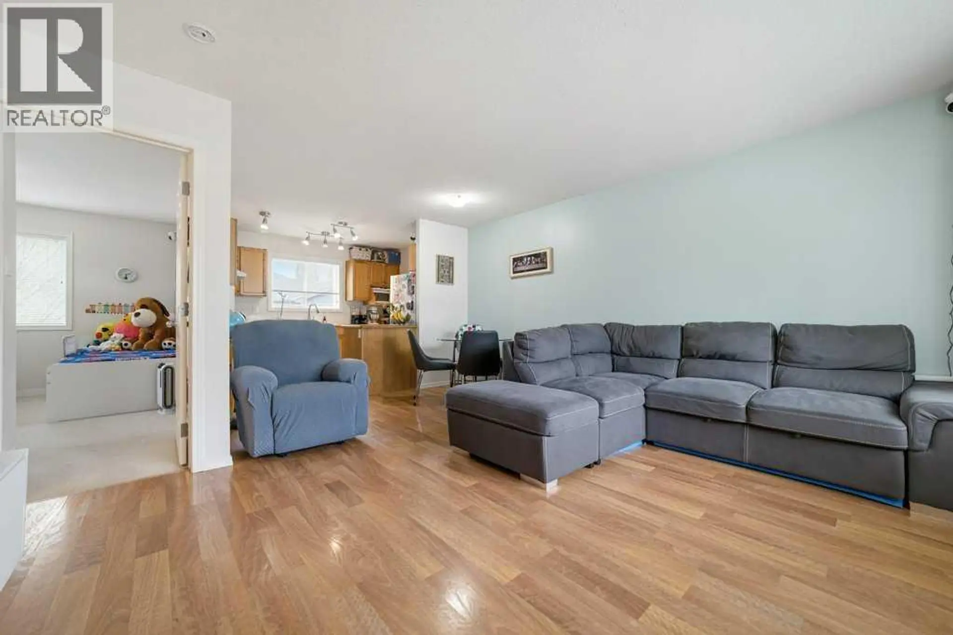 #6 109 Silkstone Road W - Image 2