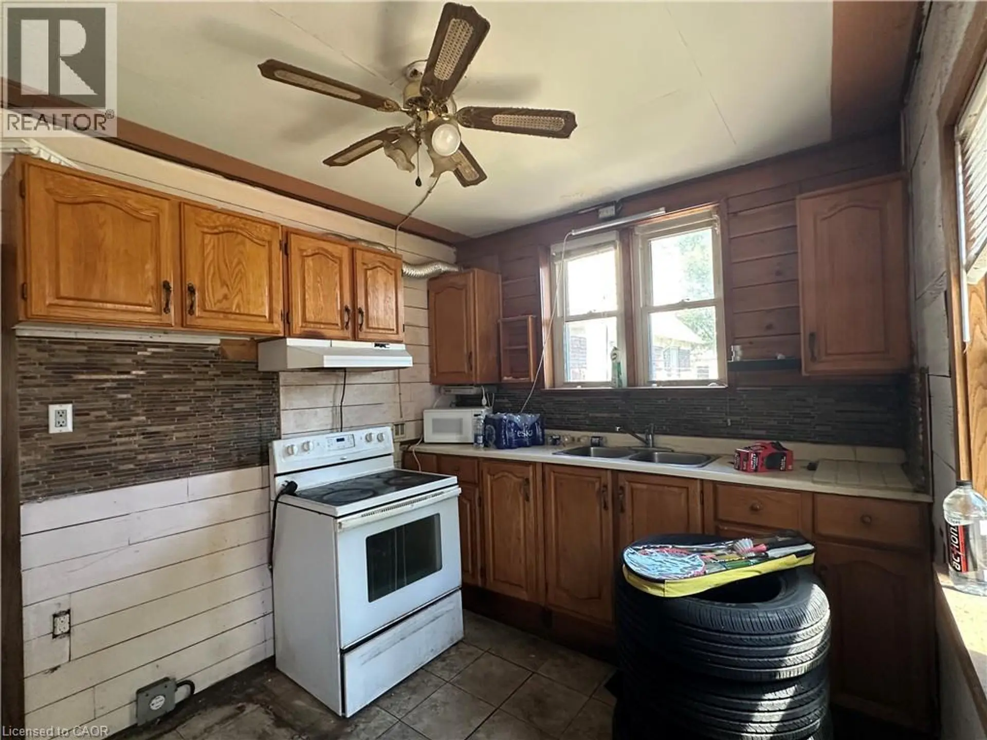 536 QUEENSDALE Avenue E - Image 3