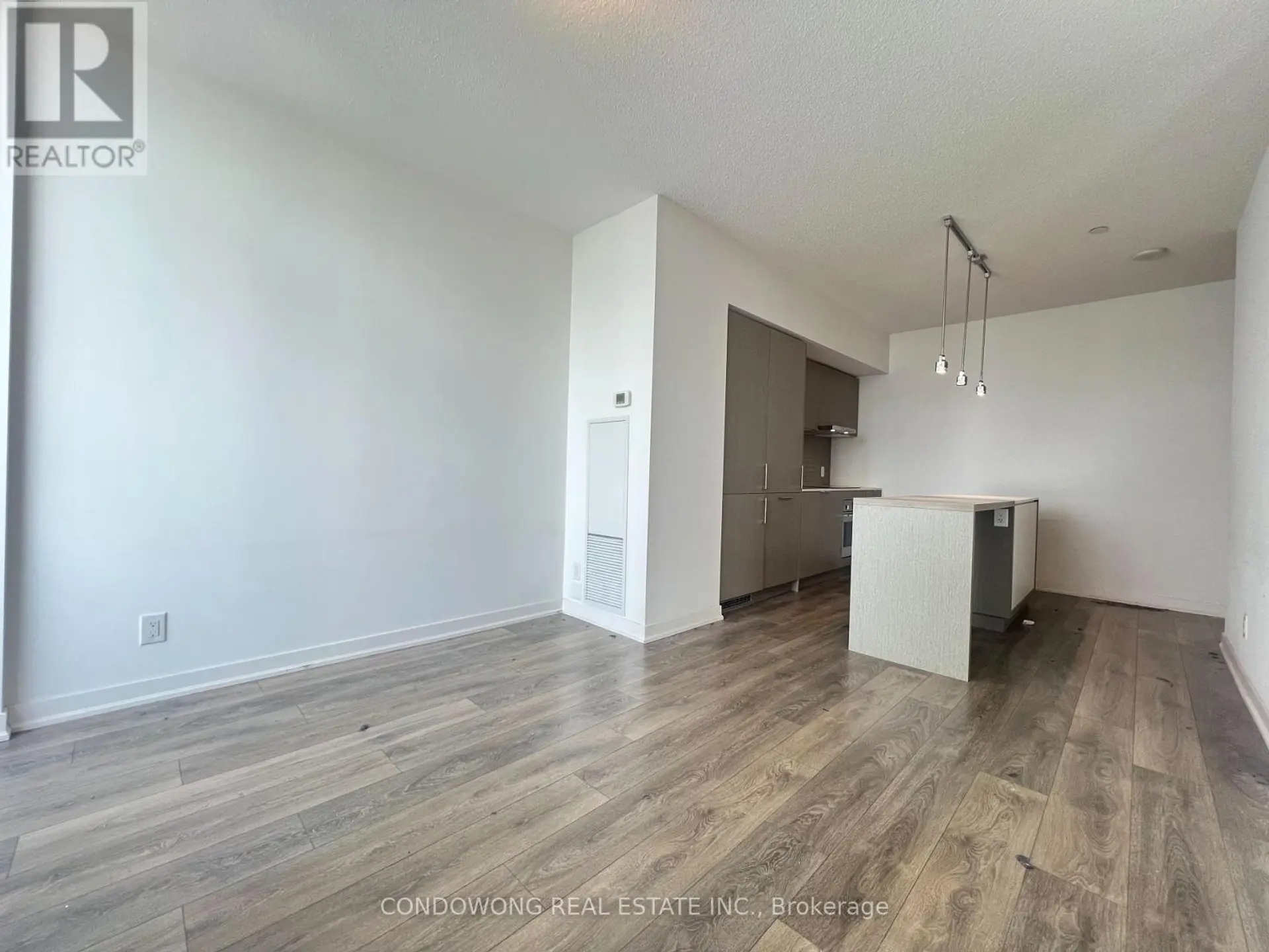#4905 100 HARBOUR STREET - Image 8
