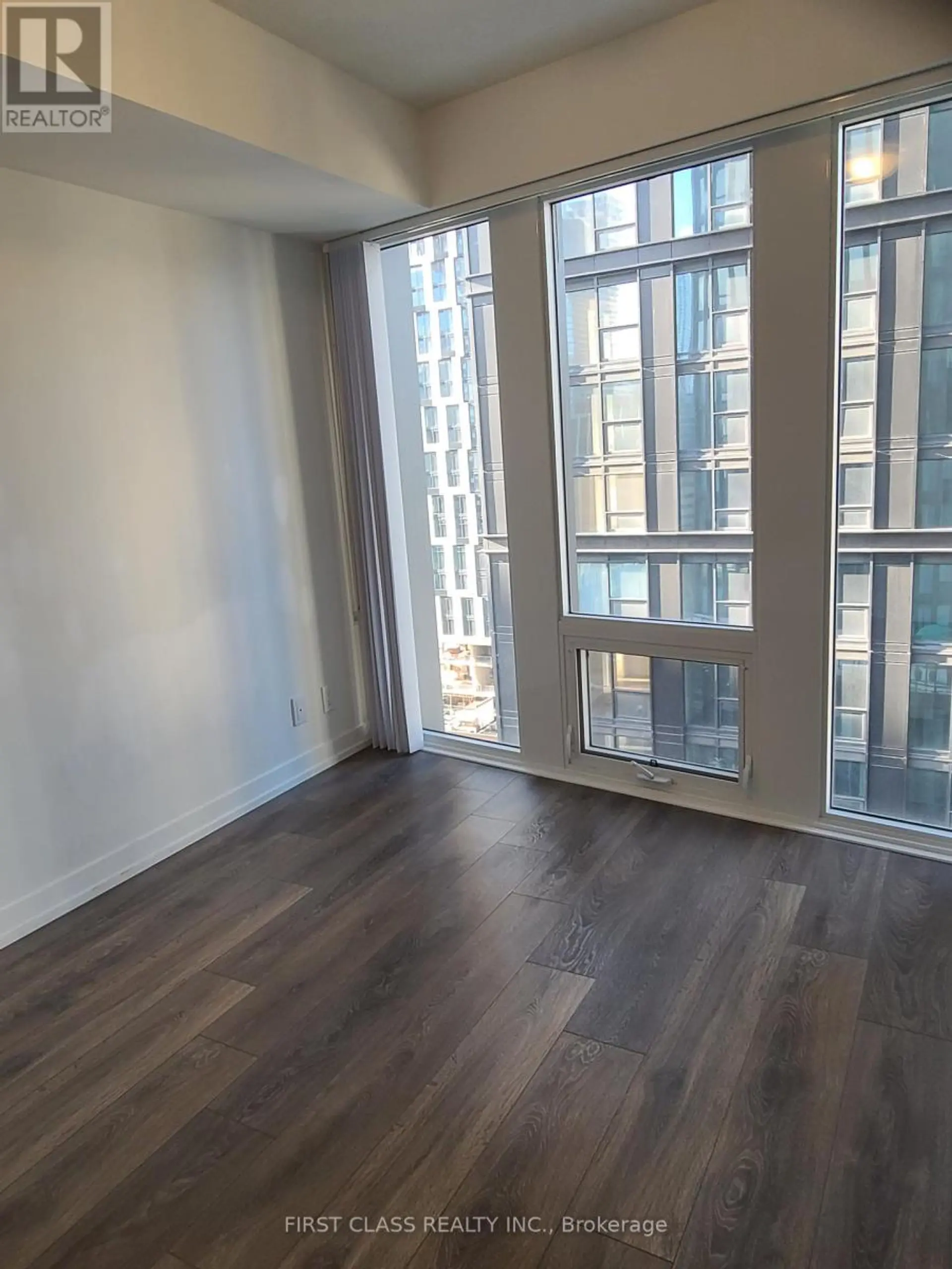 #1810 60 SHUTER STREET - Image 4
