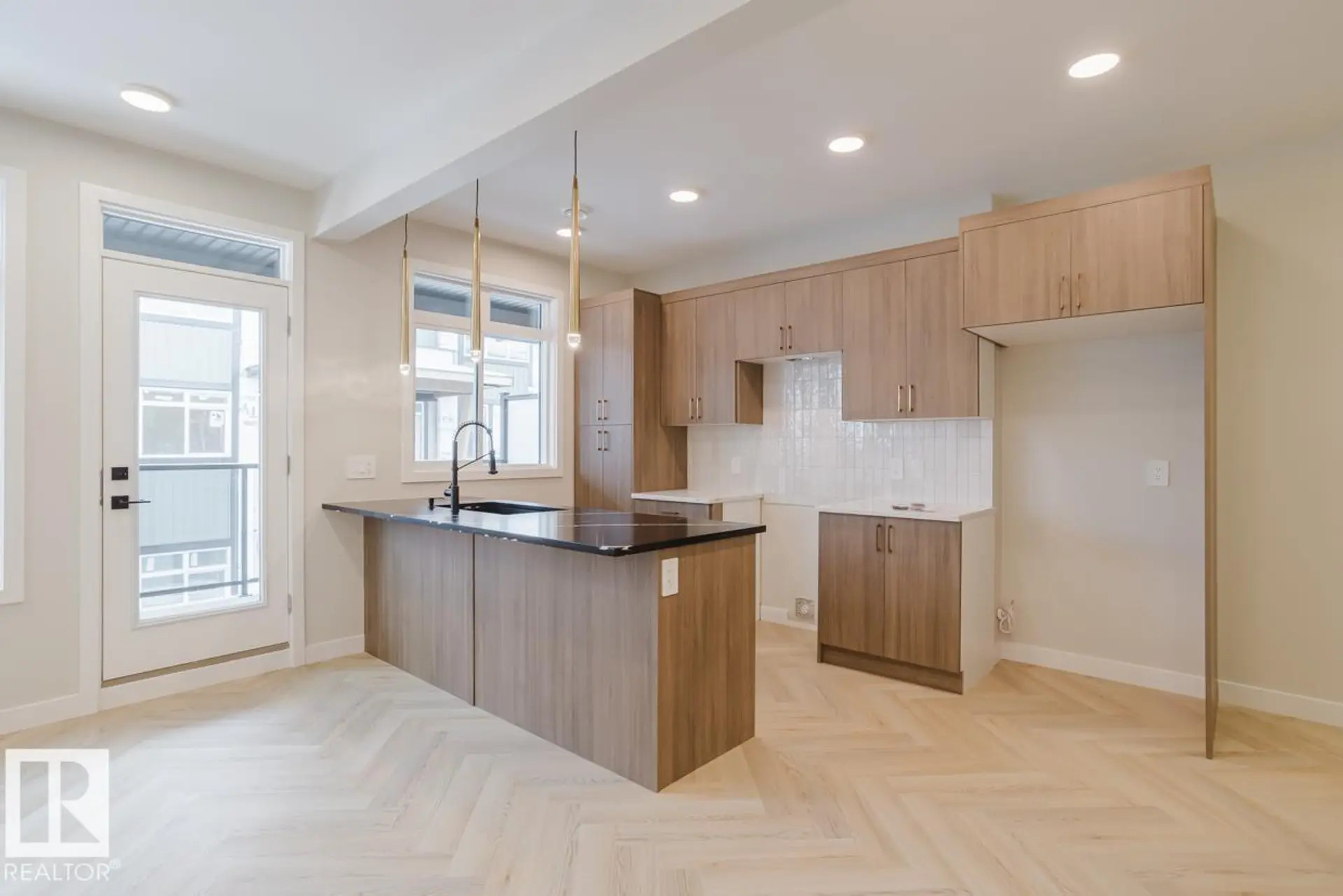 #11 16231 19 AV SW - Image 2
