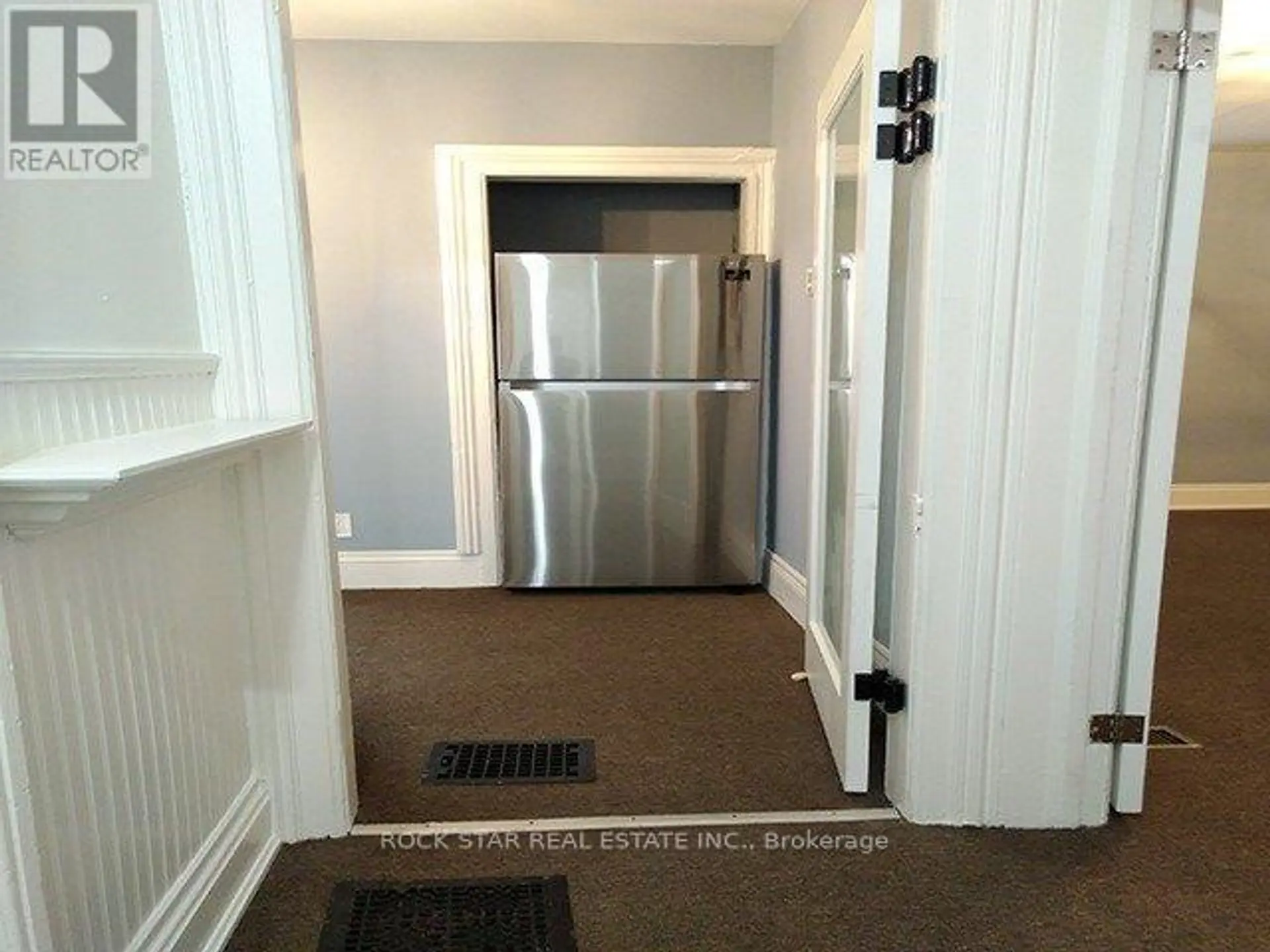 111 AINSLIE STREET N - Image 13