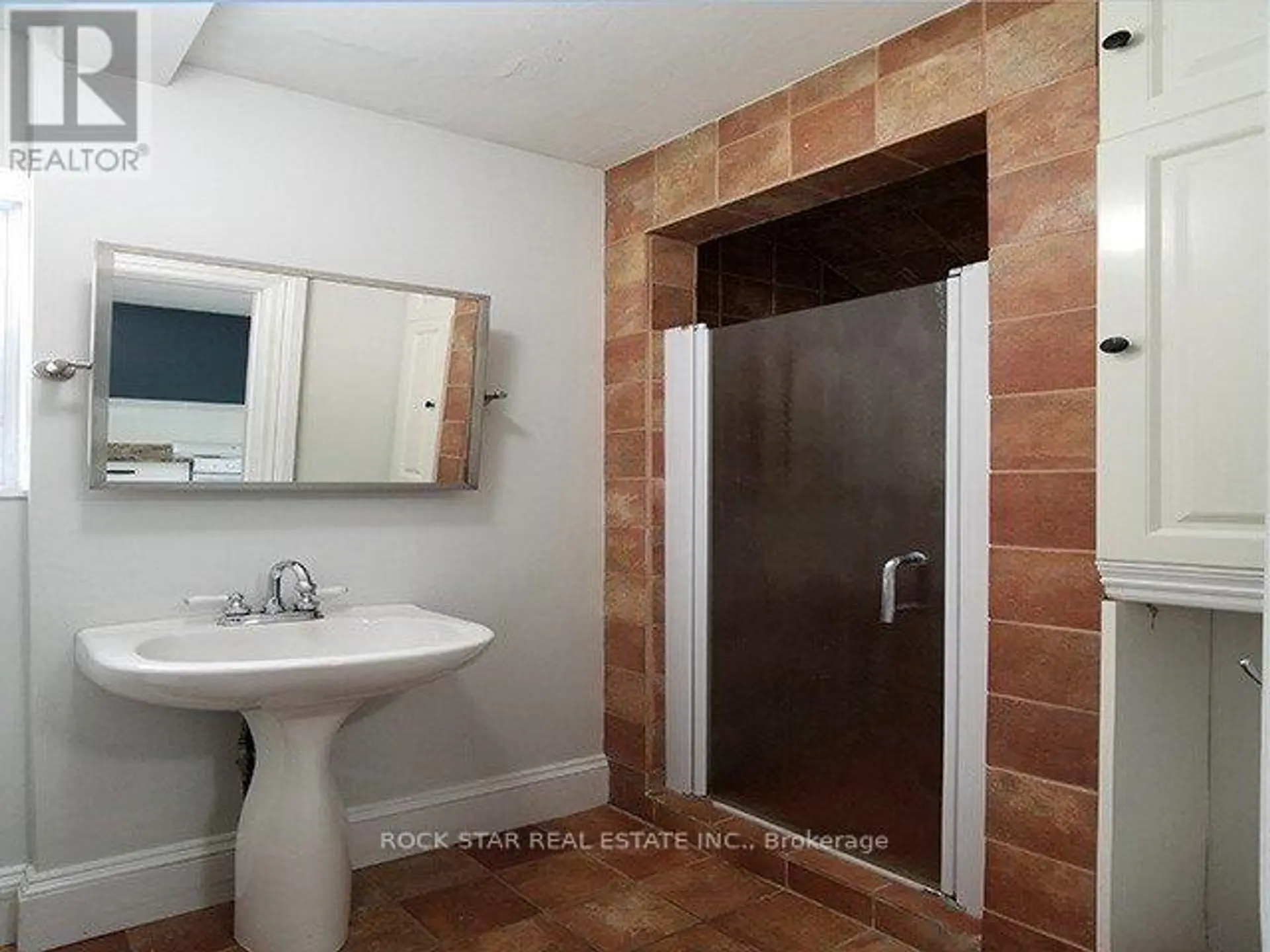 111 AINSLIE STREET N - Image 18