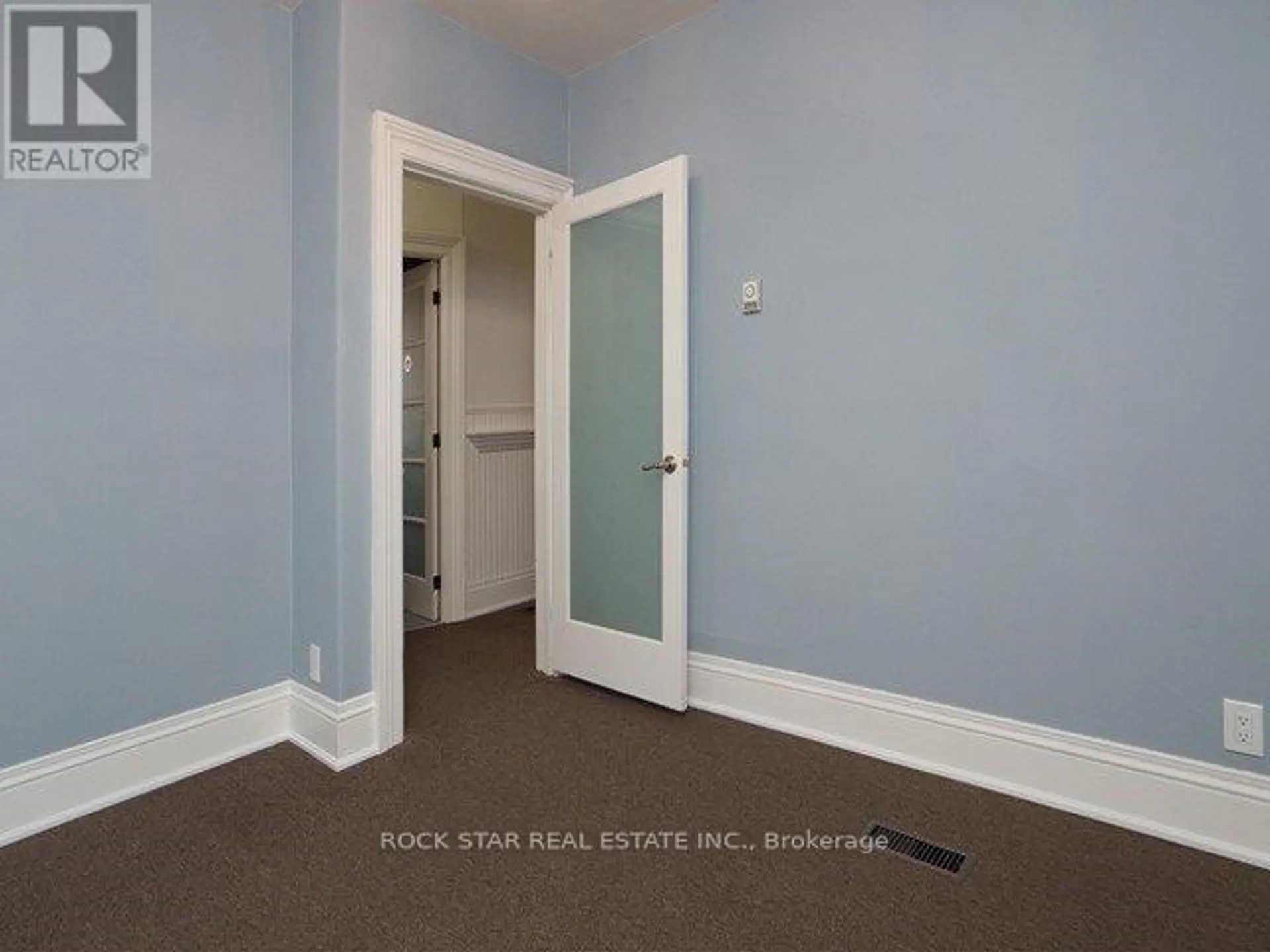 111 AINSLIE STREET N - Image 8