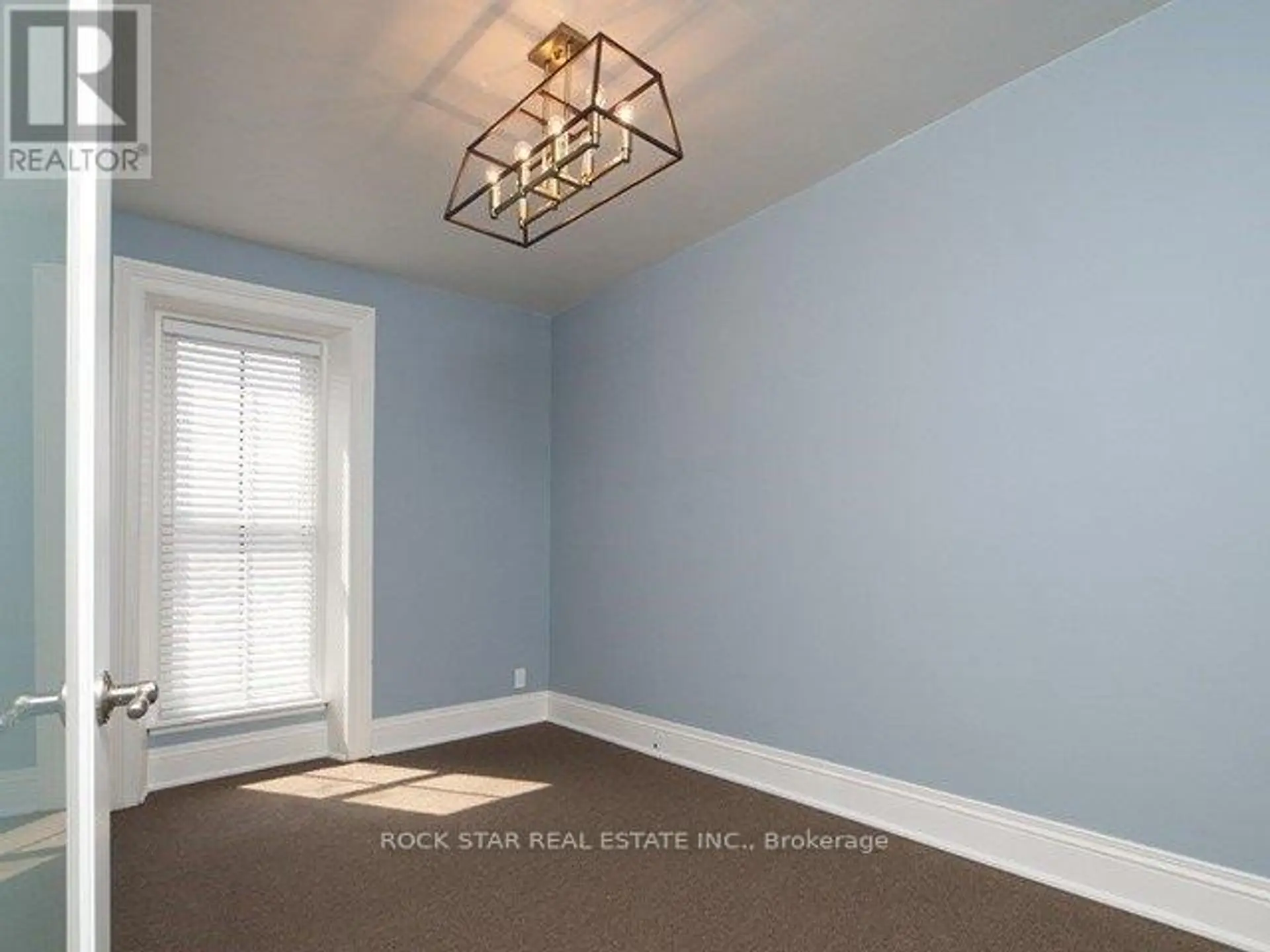 111 AINSLIE STREET N - Image 9