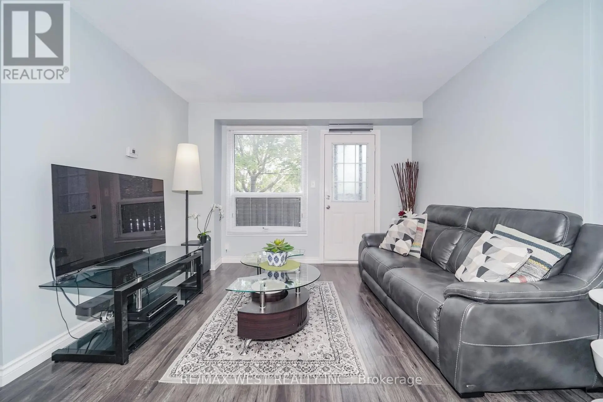 #105 960 GLEN STREET - Image 2